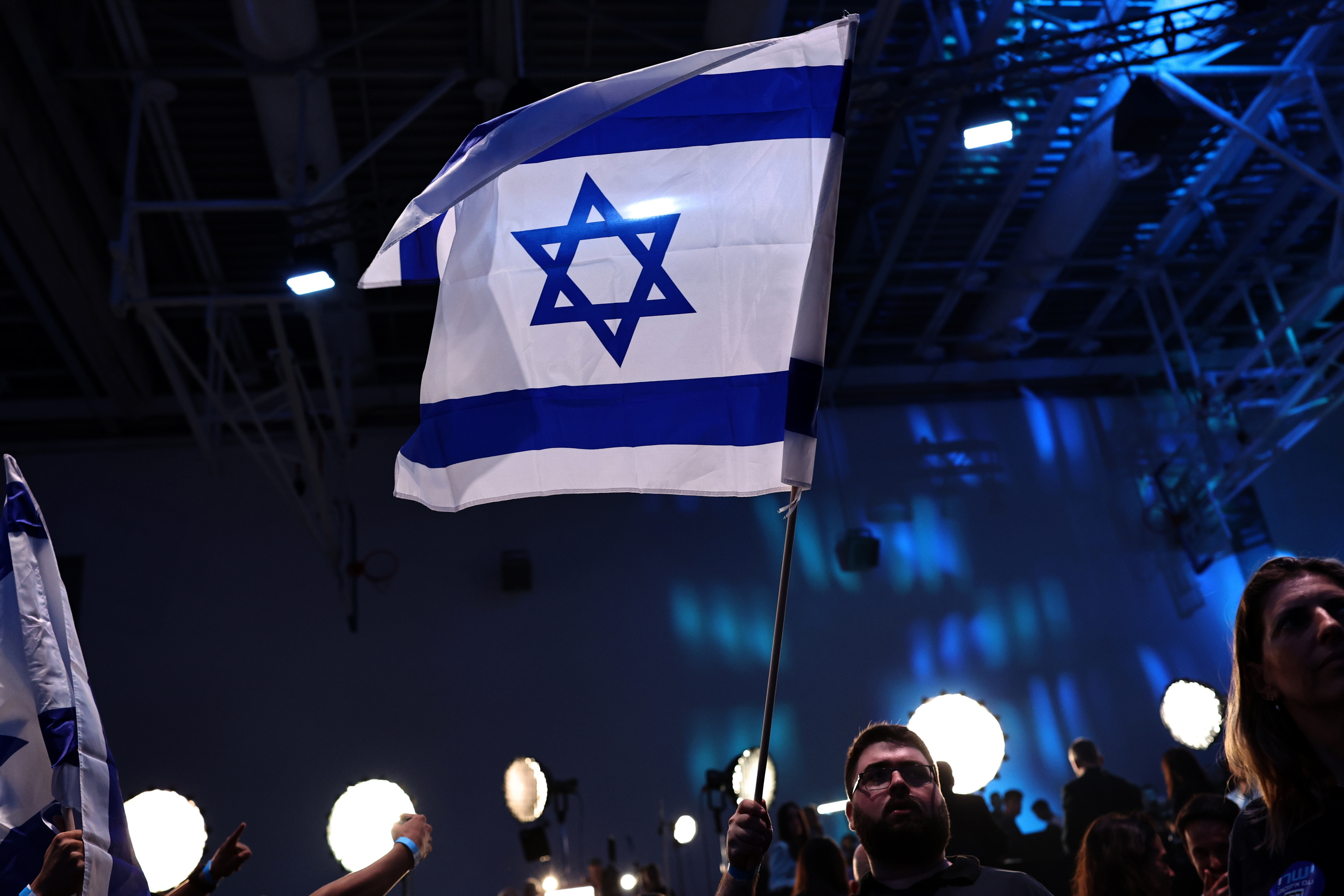 Yashar alderdiaren zale bat Israelgo bandera eskuetan duela, gaur goizaldean, Jerusalemen. ATEF SAFADI / EFE