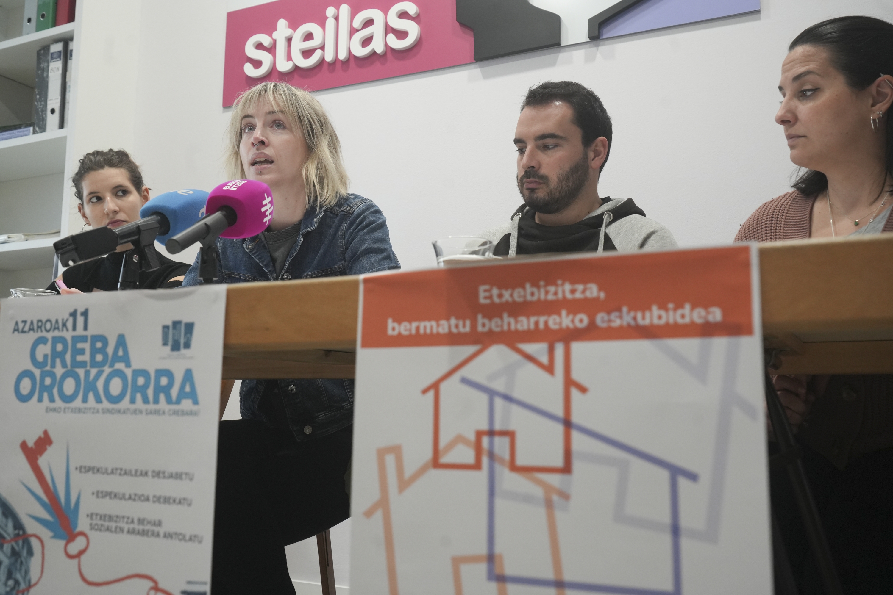 Steilas sindikatuko eta Etxebizitza Sindikatuen Sareko ordezkariak, gaur, Iruñean. JAGOBA MANTEROLA / FOKU