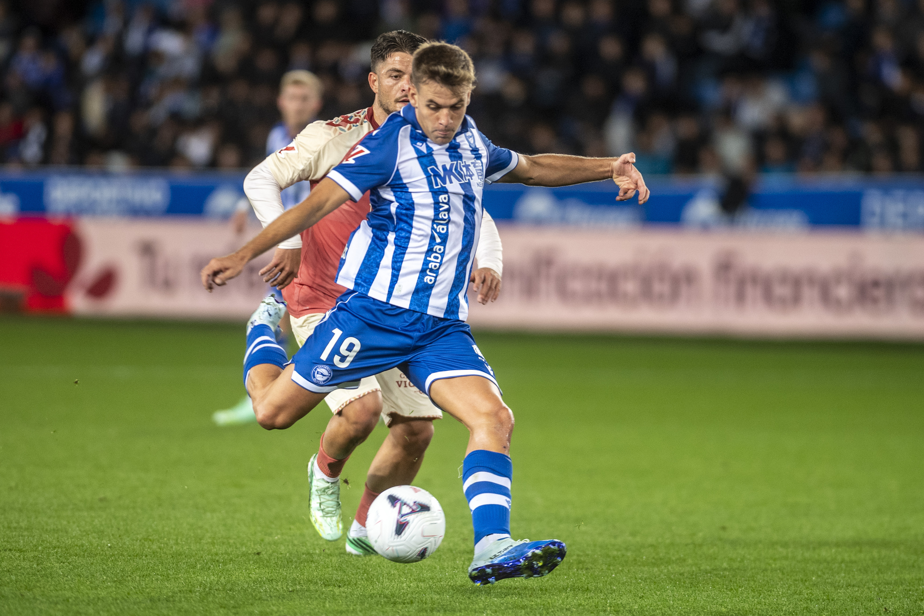 Pablo Ibañez Alaveseko jokalaria baloia jaurtitzeko prest, pasa den ostiralean, Malagaren aurkako partidan. JAIZKI FONTANEDA / FOKU