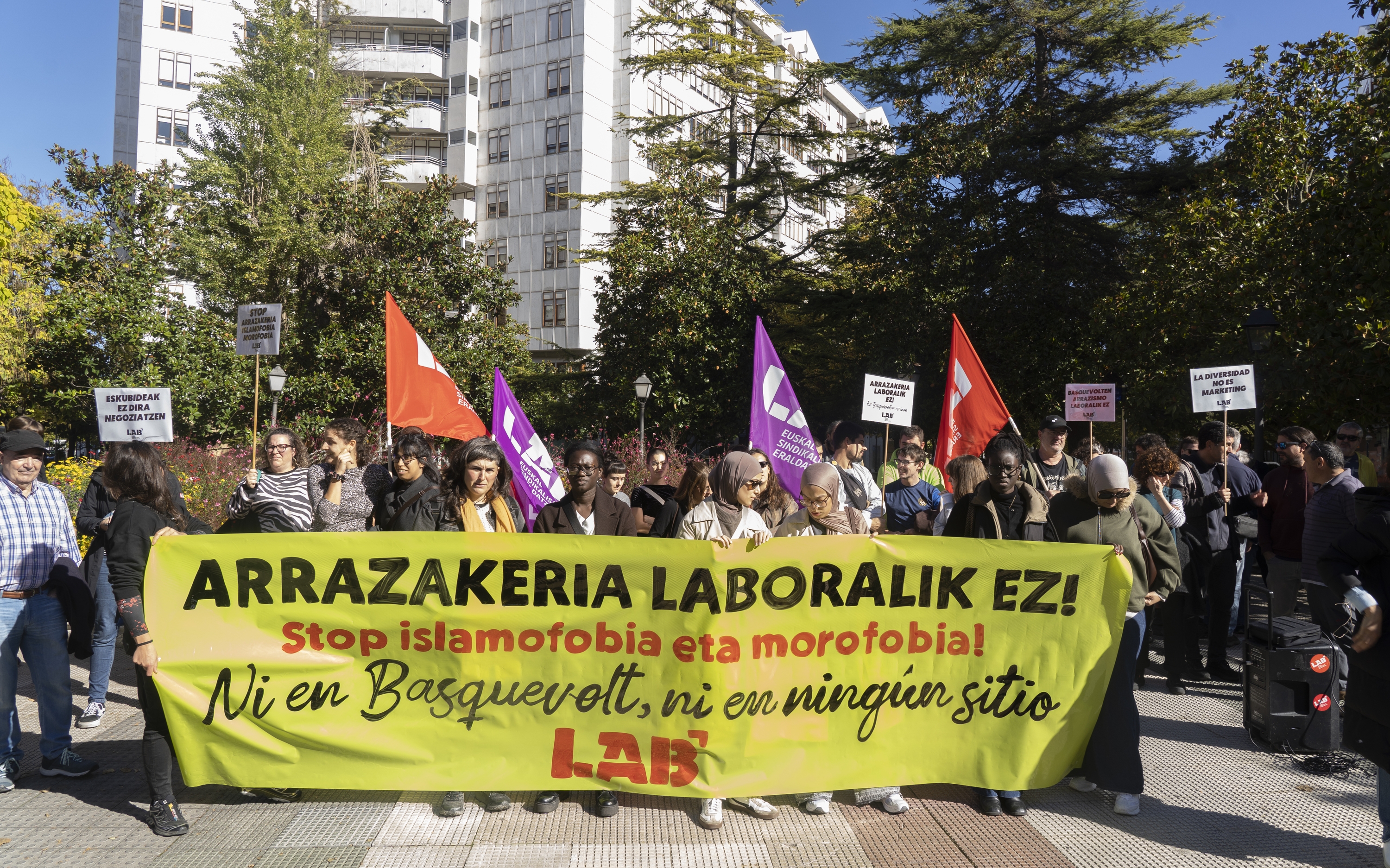 LAB sindikatuak gaur goizean eginiko elkarretaratzea Gasteizko epaitegietan. RAUL BOGAJO / FOKU