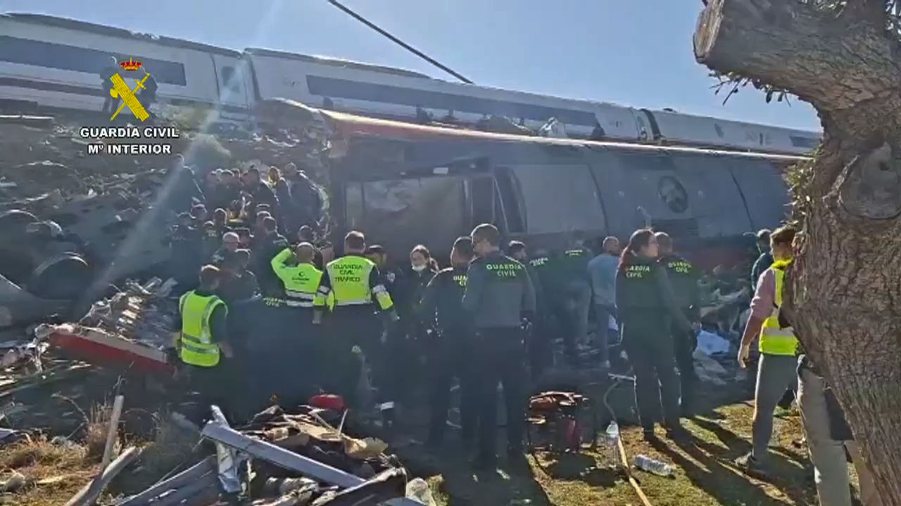 Guardia zibilak, istripua gertatu den lekuan. EFE