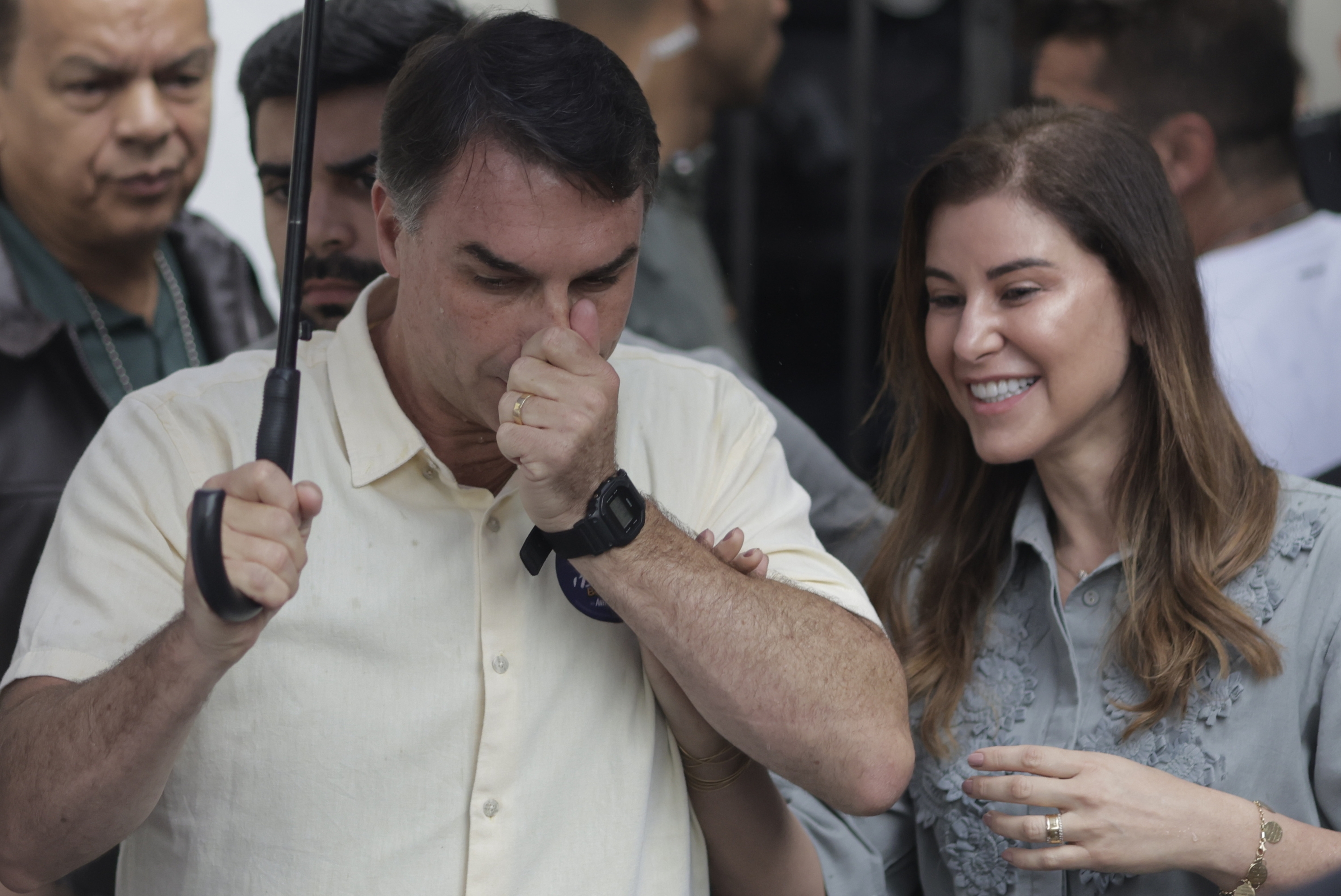 Flavio Bolsonaro igandean, alboan bere emaztea duela. ANTONIO LACERDA / EFE