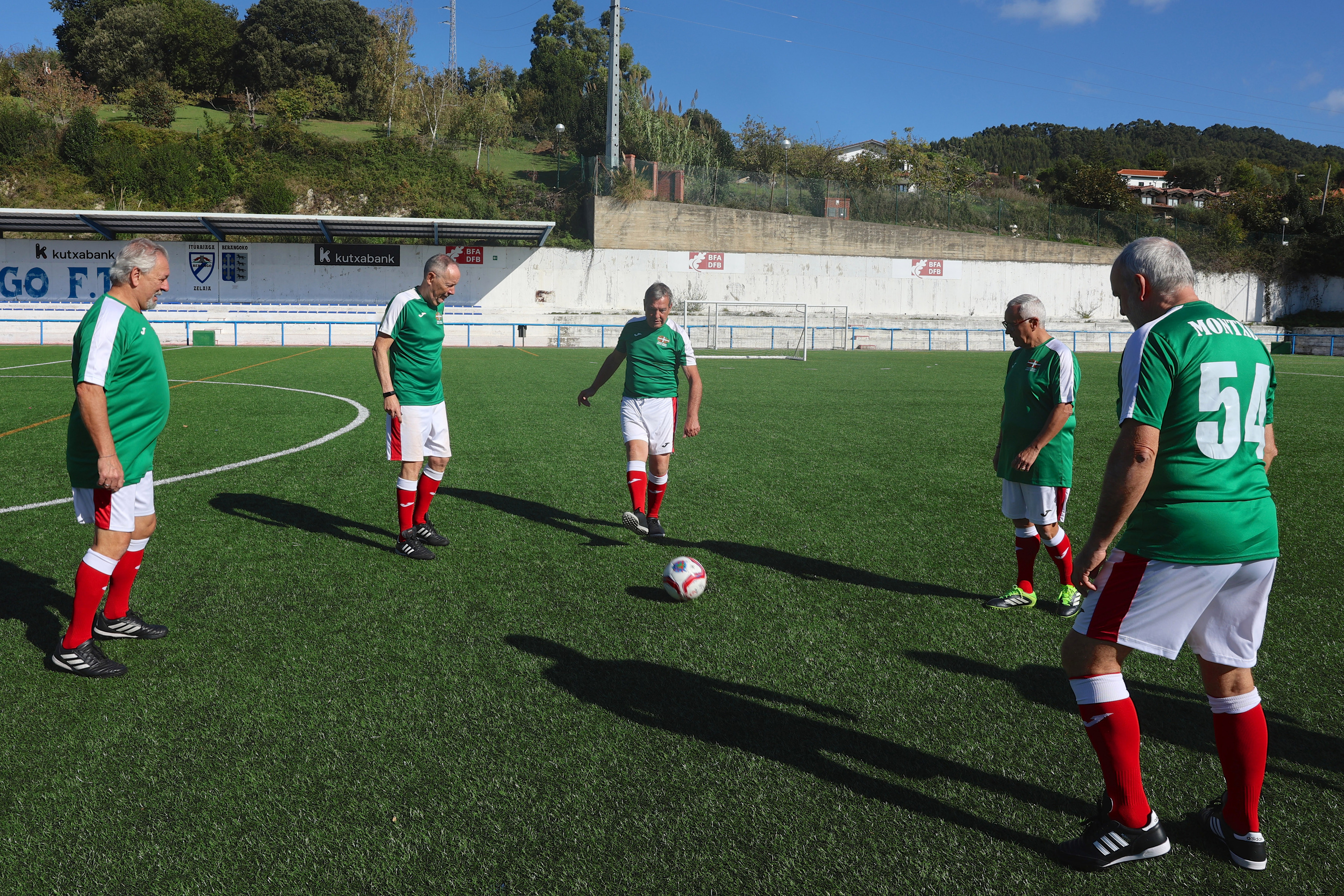 Oinezko futboleko euskal selekzioko kideak entrenatzen, asteazkenean, Berangon. OSKAR MATXIN EDESA / FOKU