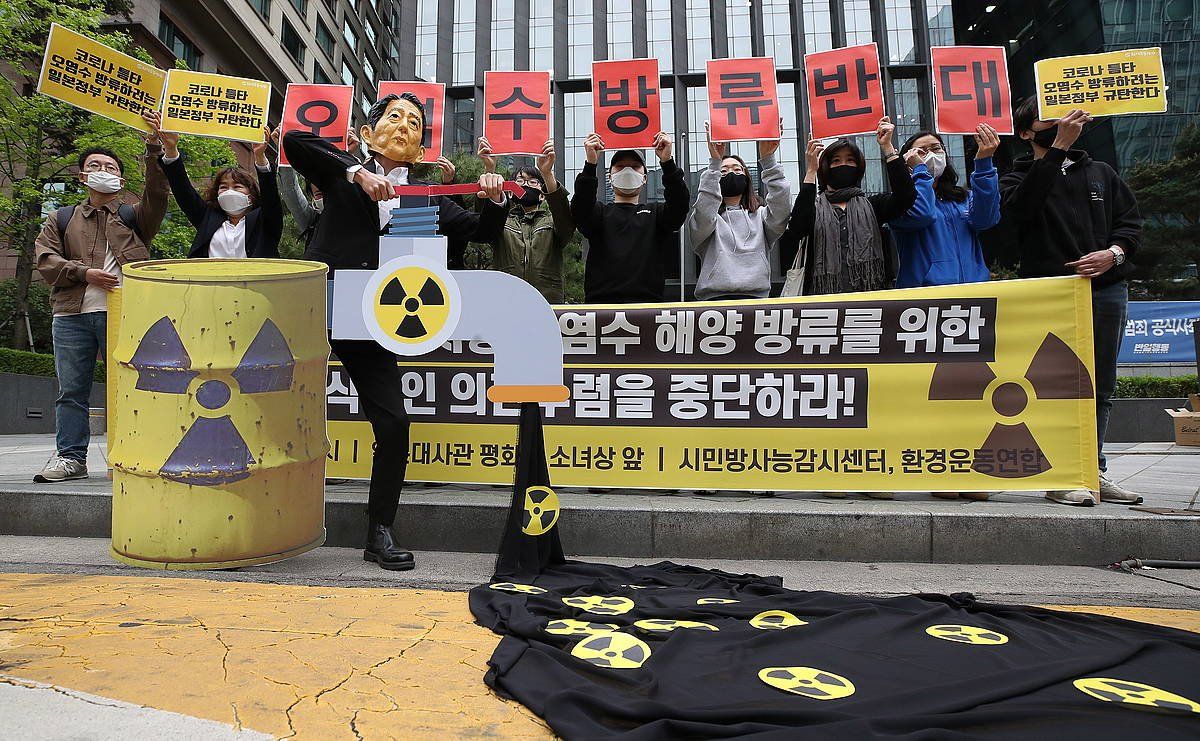 Fukushimako ur erradioaktiboa itsasora botatzeko asmoen kontrako protesta bat, Seulen (Hego Korea), aurtengo maiatzean. YONHAP / EFE