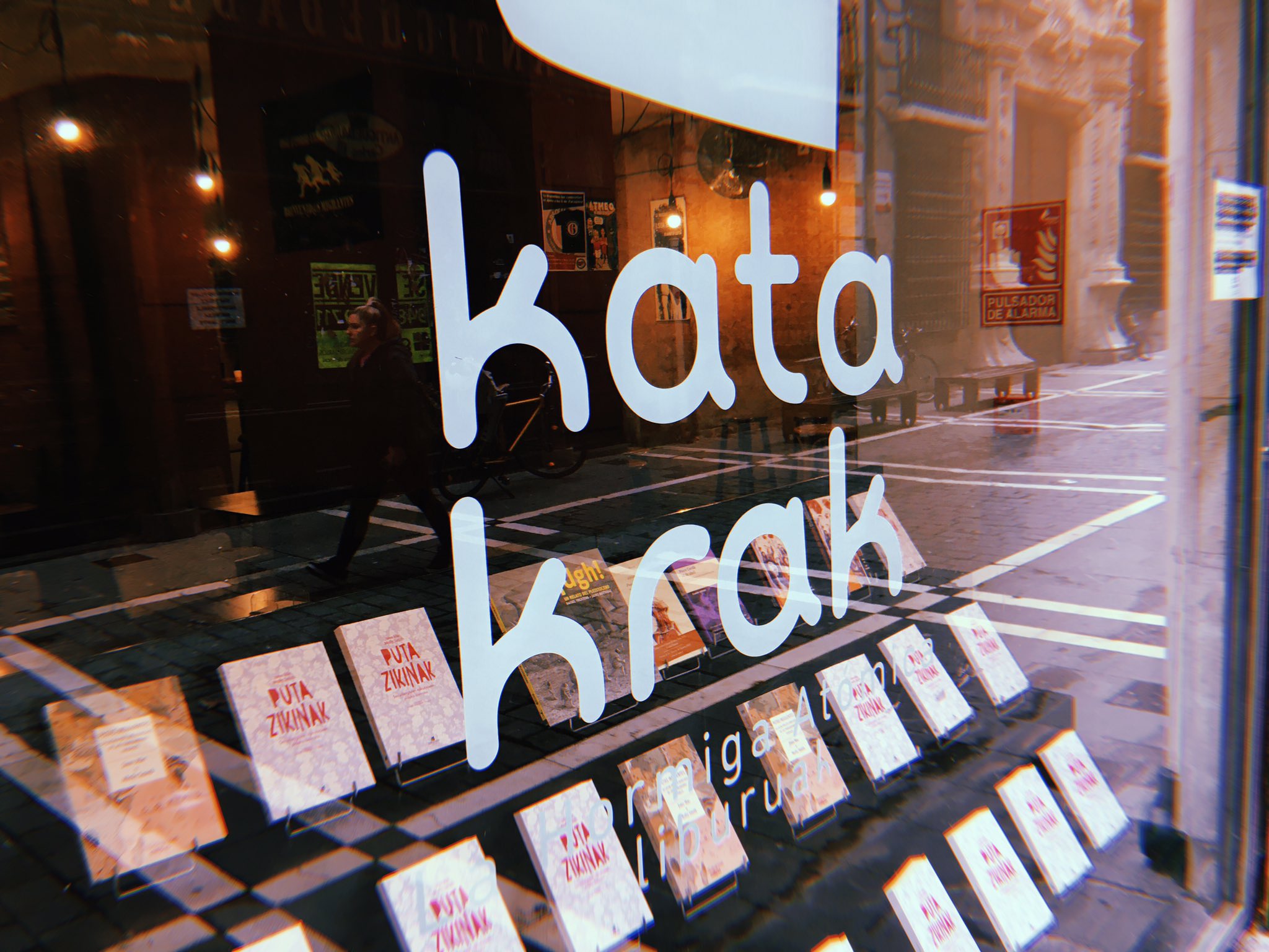 Katakrakeko erakusleihoa, artxiboko irudi batean. KATAKRAK