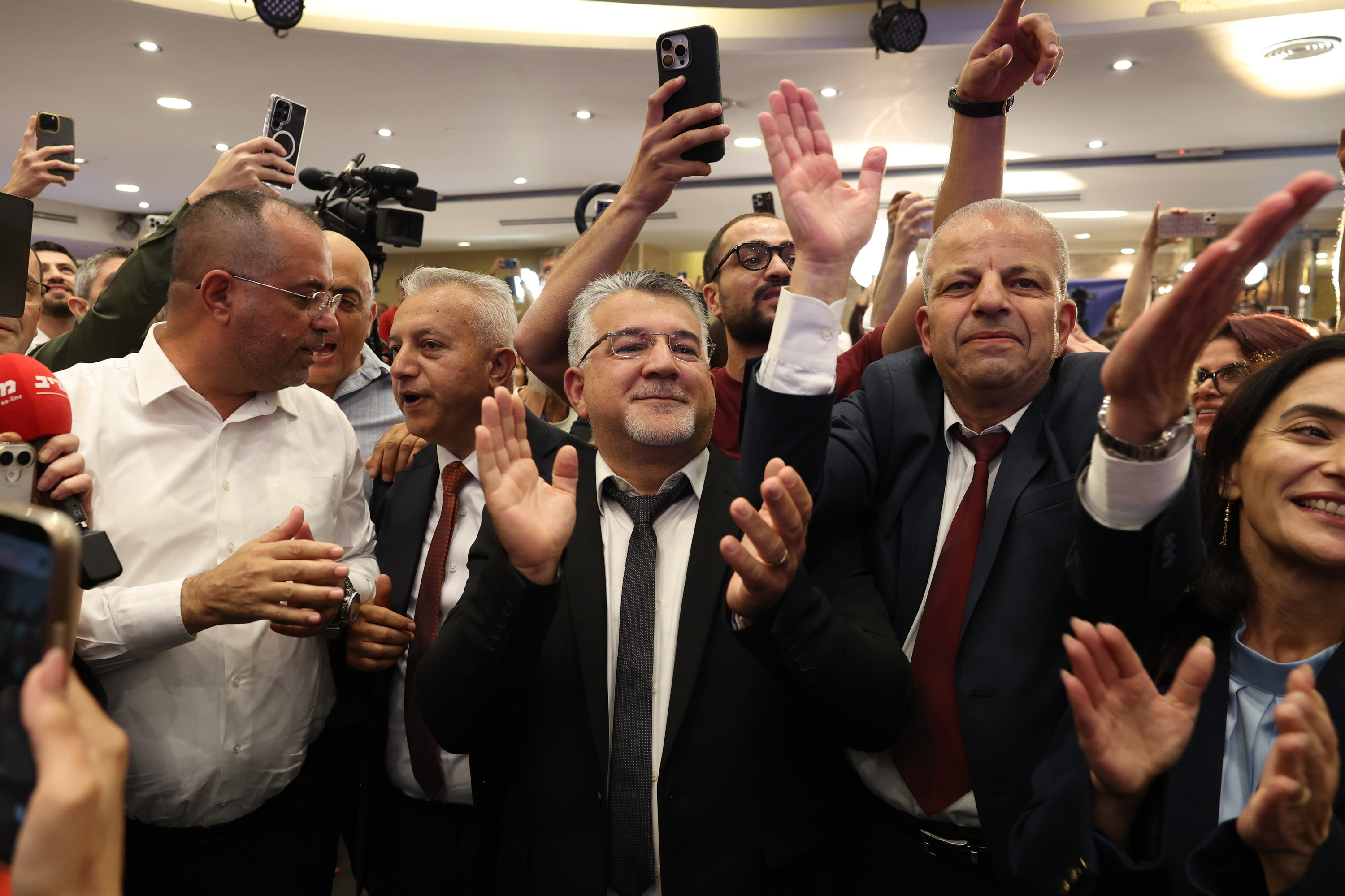 Yousef Jabareen Zerrenda Batua ezkerrezko koalizioko burua erdian, koalizioko kideak aldamenean dituela, Israelgo bozen lehen emaitzak ikusi berritan, Nazareten, astearte gauean. JAMAL AWAD / EFE