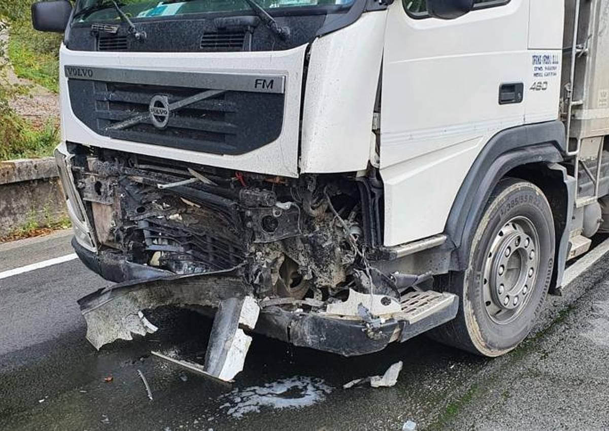 Kamioia, istripuaren ondoren. NAFARROAKO SUHILTZAILEEN ZERBITZUA Kamioia, istripuaren ondoren. NAFARROAKO SUHILTZAILEEN ZERBITZUA