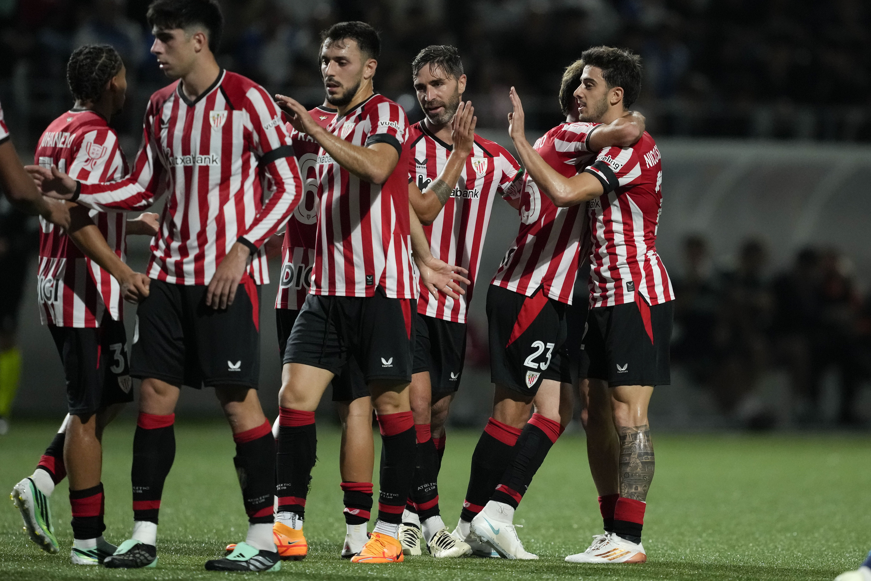 Athleticeko jokalaria, pozarren, gol  bat sartu eta gero. ALEJANDRO GARCIA / EFE