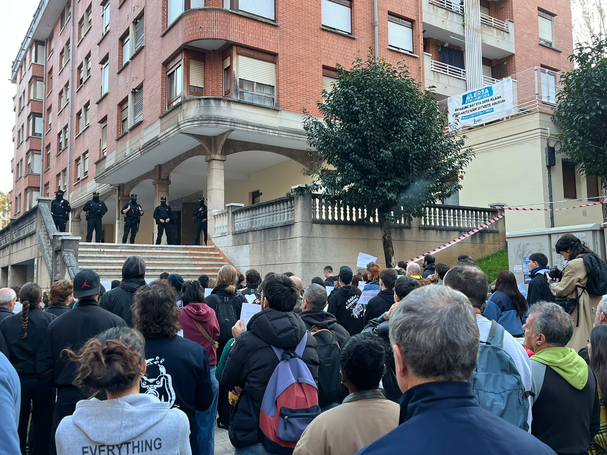 Hainbat lagun Poliziarekin parez pare, etxegabetzea gelditzeko presio egiten, Arrigorriagan. BERRIA