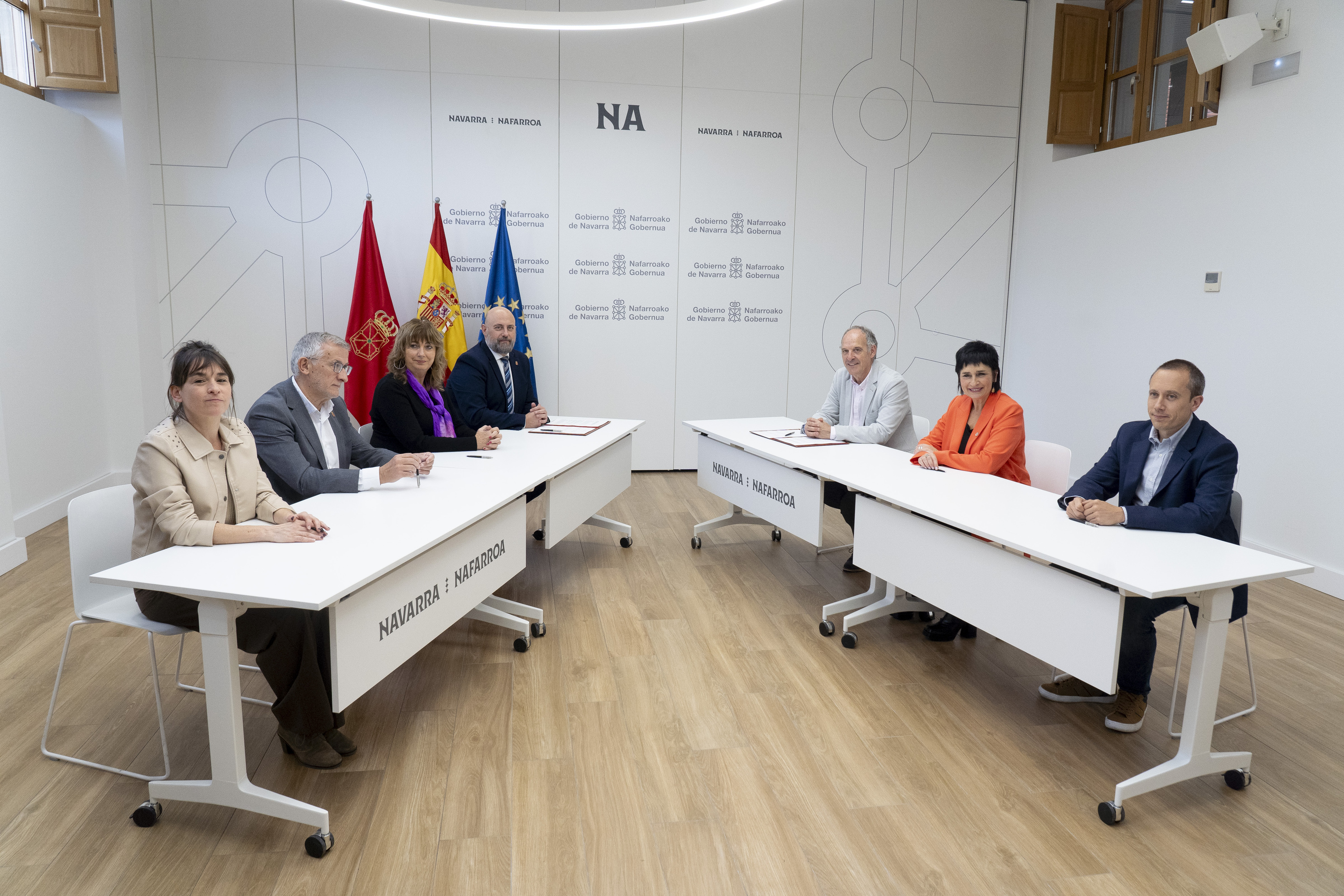 Nafarroako Gobernuko ordezkariak eta EH Bildukoak, iazko sinadura ekitaldian. IÑIGO URIZ / FOKU
