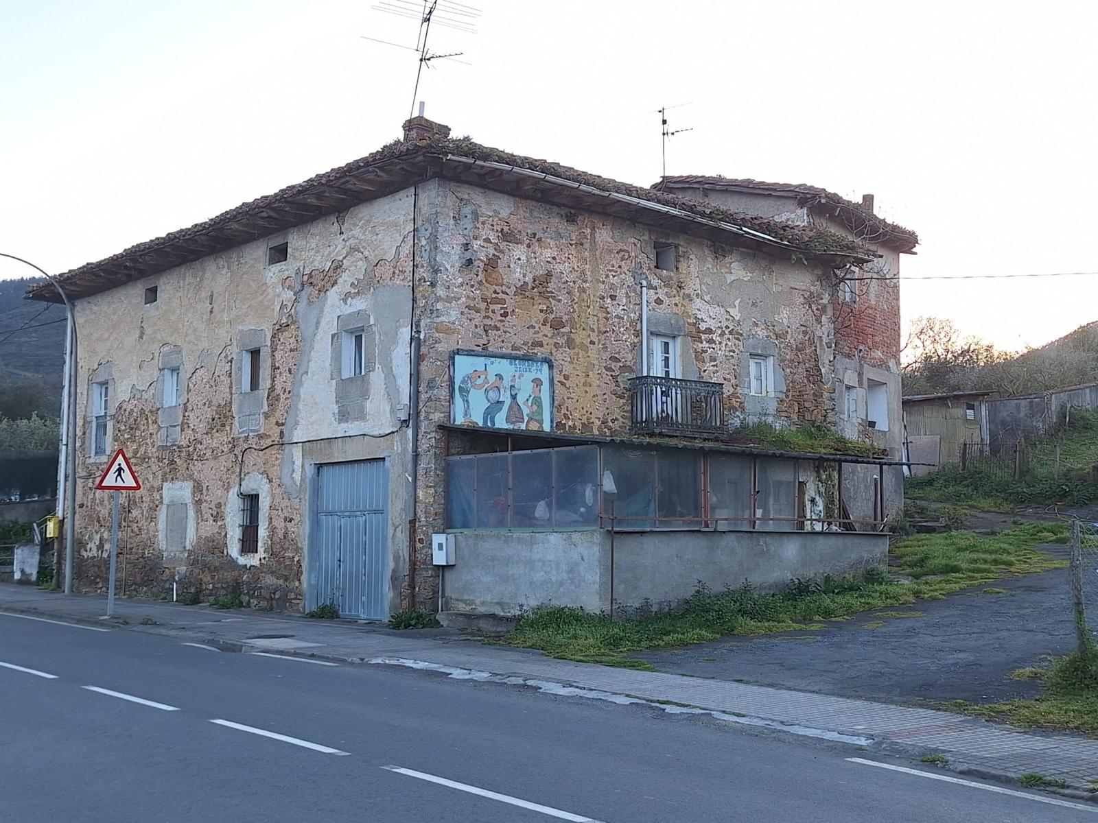 Okondon errepide ondoan dagoen baserri bat. EH BILDU