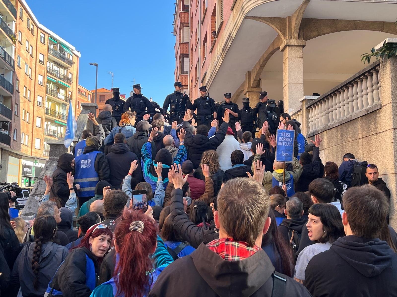 Hainbat lagun Poliziarekin parez pare, etxegabetzea gelditzeko presio egiten, Arrigorriagan. BERRIA