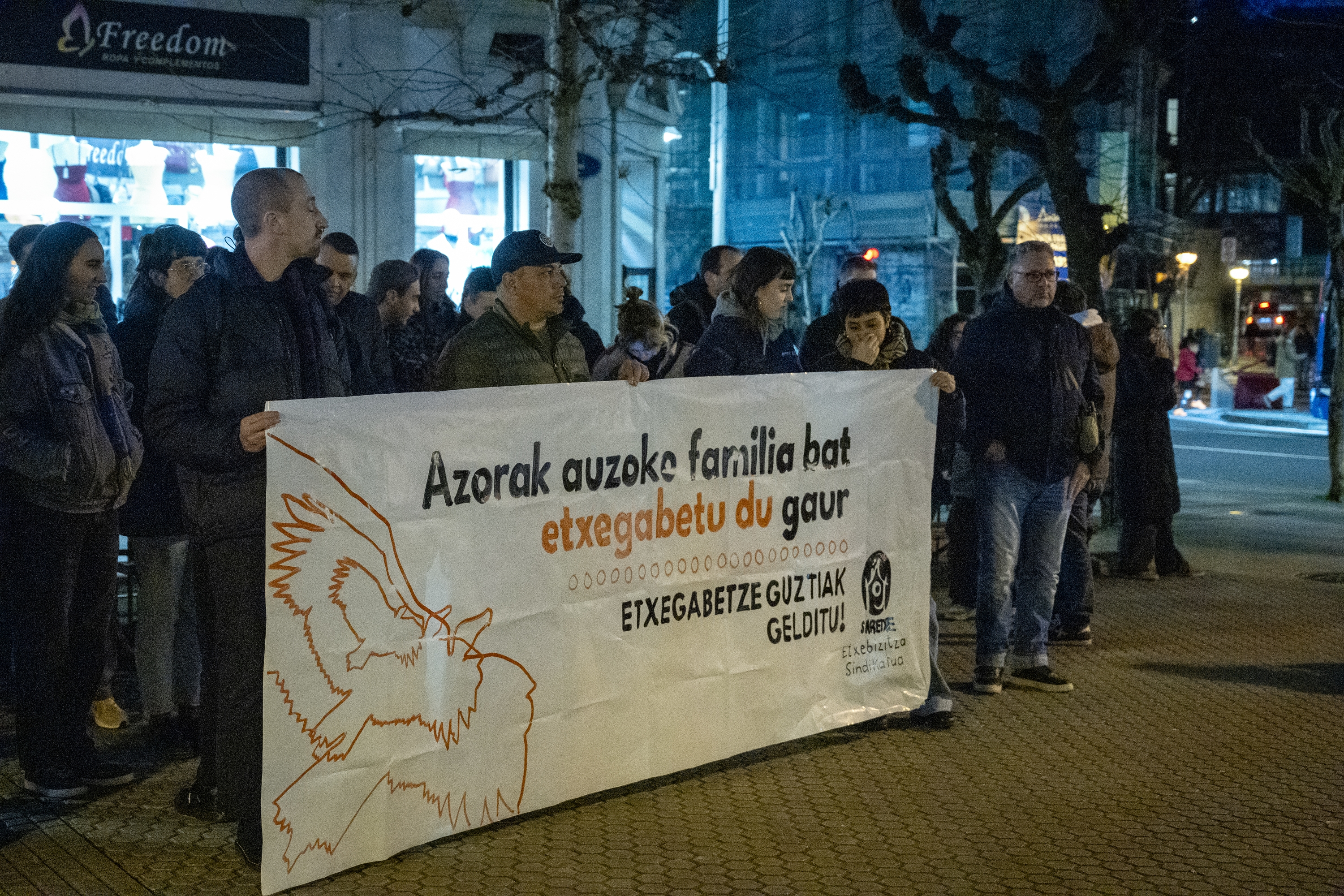 Azoraren etxegabetze bat salatzeko egindako elkarretaratzea, Donostian, urtarrilean. GORKA RUBIO / FOKU