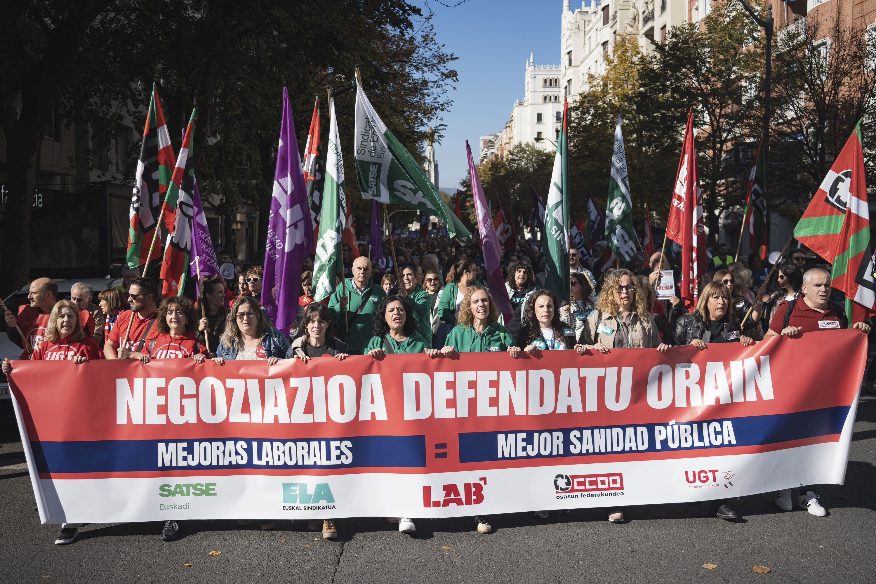 Osakidetzako ehunka langile atera dira gaur kalera, hiriburuetan egindako manifestazioetara; irudian, Bilbokoa. ARITZ LOIOLA / FOKU