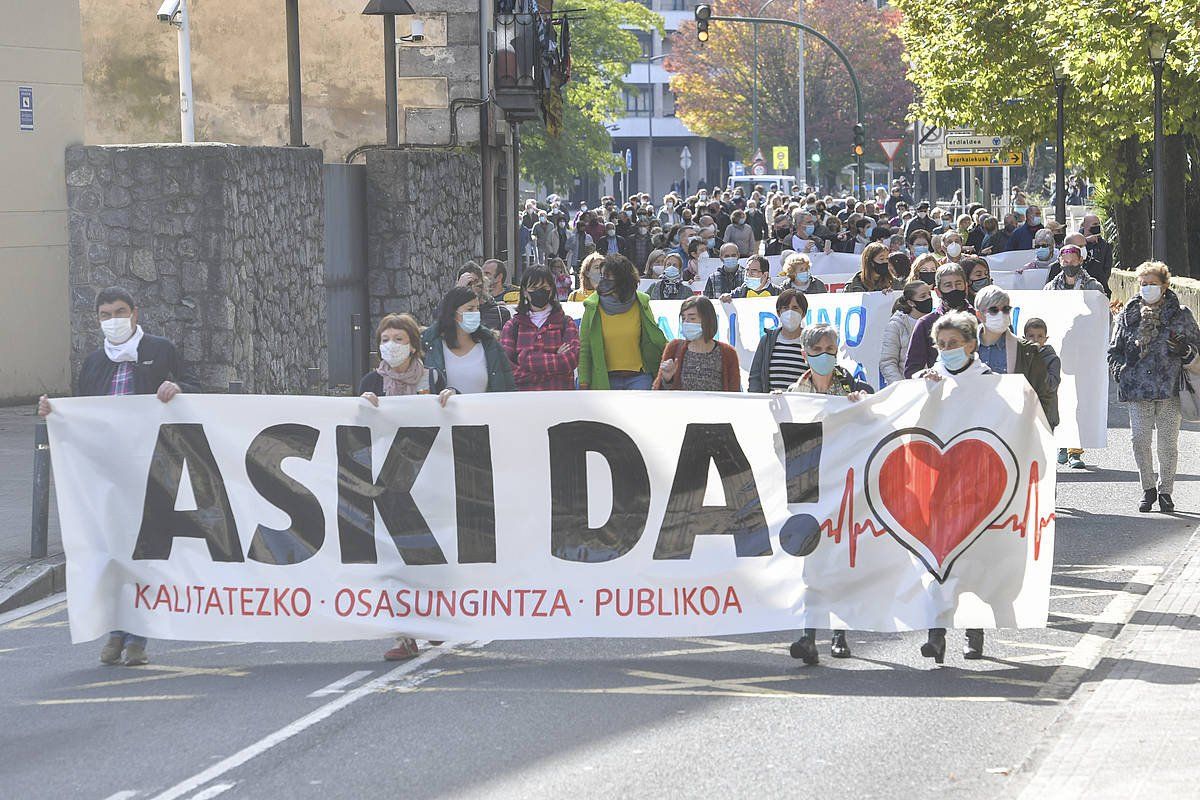 Herritar talde batek eta Asuncion klinikako langile talde batek deitutako manifestazioa, gaur eguerdian, Tolosako kaleak zeharkatzen. IDOIA ZABALETA / FOKU