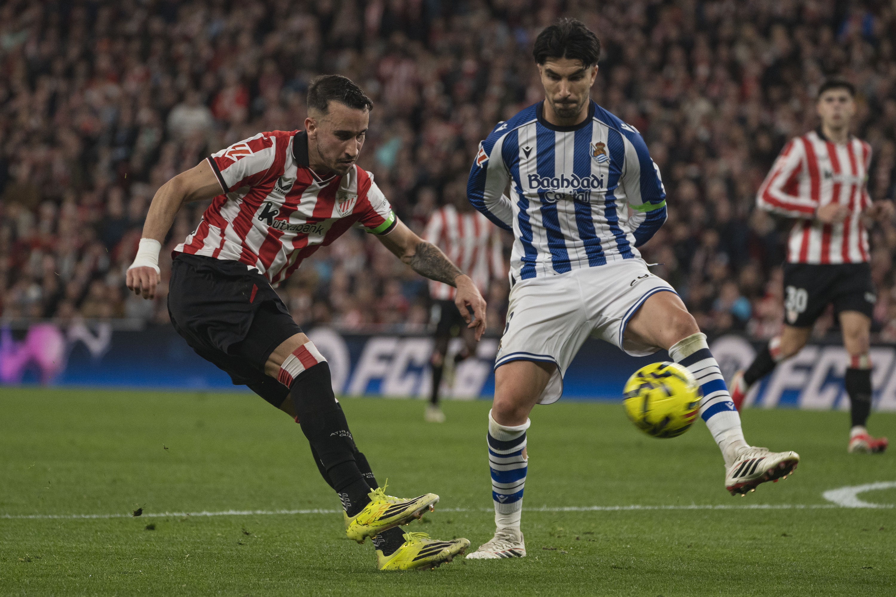 Berenguer Athleticeko jokalaria eta Soler Realekoa, joan den denboraldian, San Mamesen. ARITZ LOIOLA / FOKU