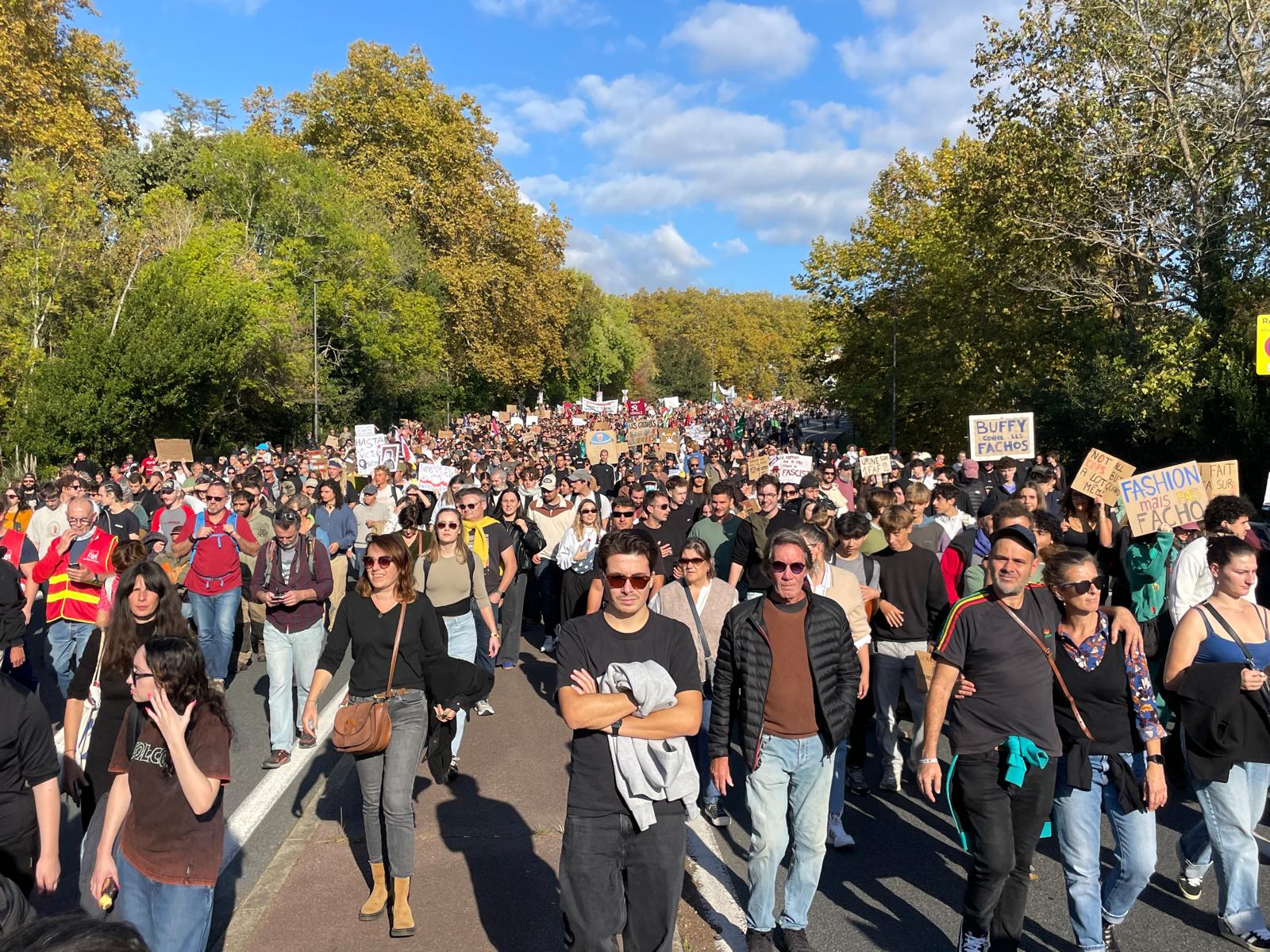 Biziaren kariotzearen kontrako manifestazioa, gaur, Baionan. NATHALIE GUIRONNET