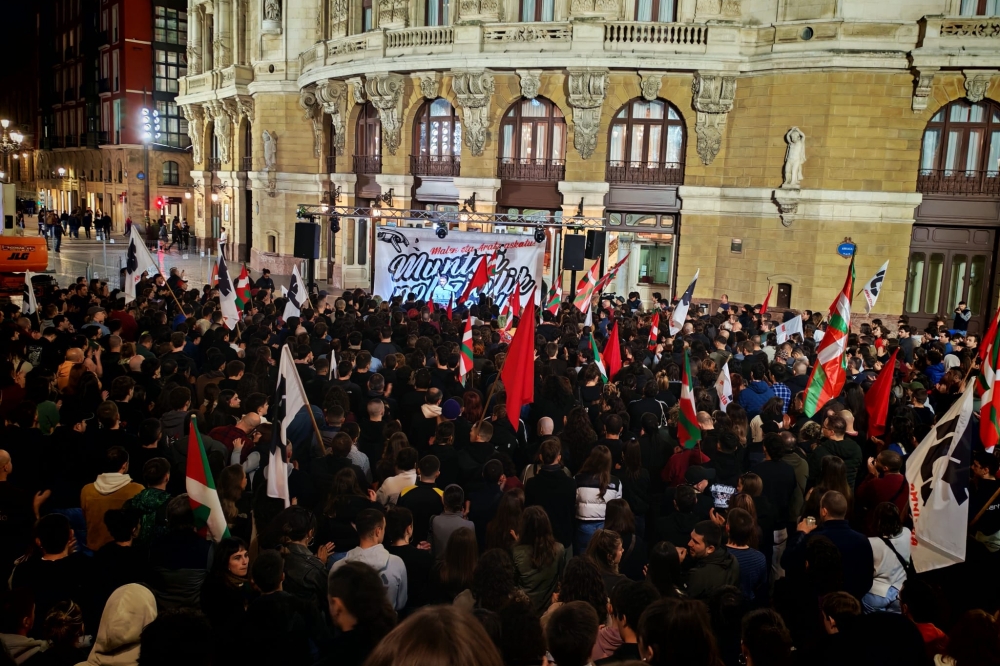 ASKEk Bilbon deituriko manifestazioaren amaierako ekitaldia, Arriaga plazan. BERRIA ASKEk Bilbon deituriko manifestazioaren amaierako ekitaldia, Arriaga plazan. BERRIA