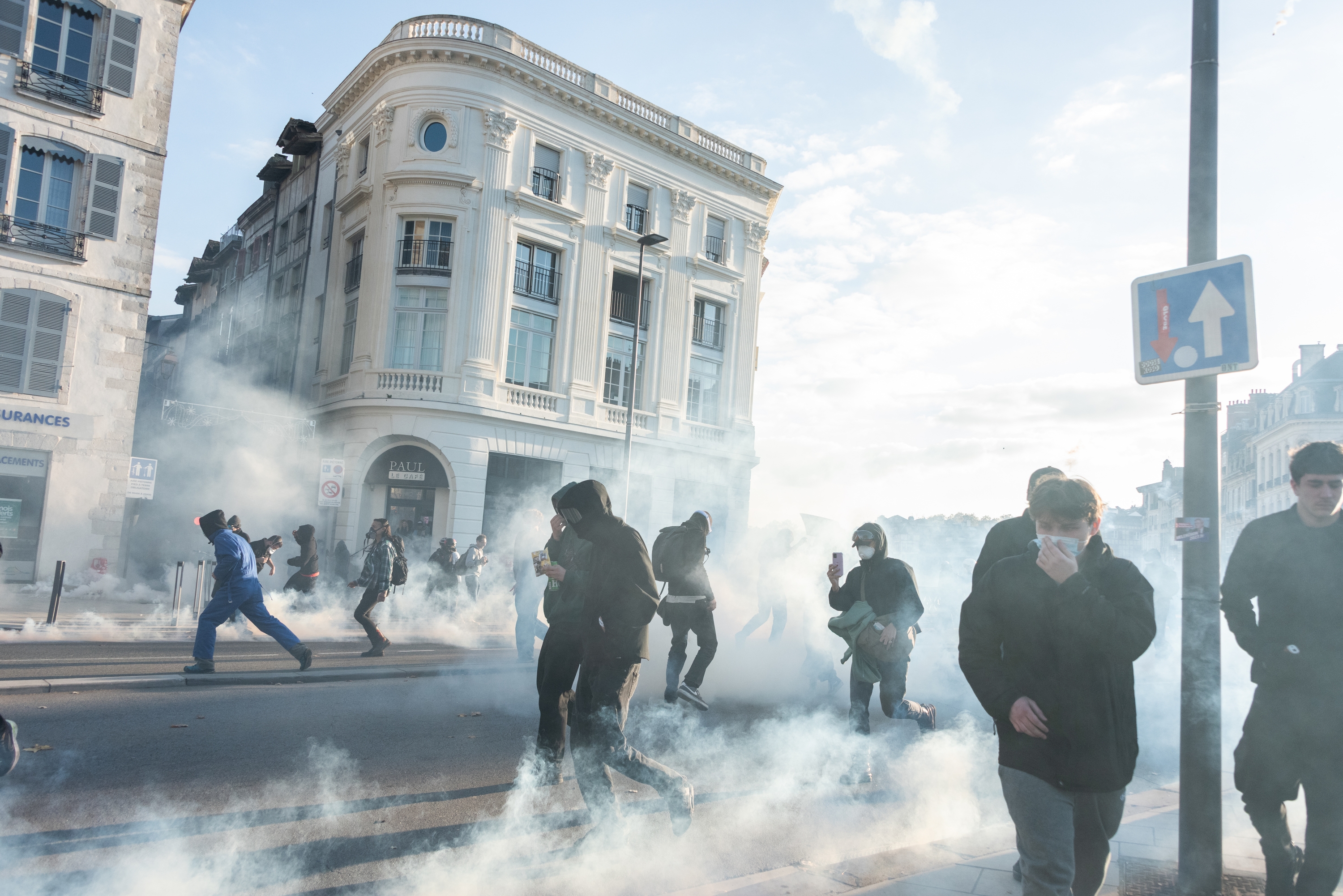 Biziaren kariotzearen kontrako manifestazioa, gaur, Baionan. Poliziak negar gasa erabili du manifestariak bidaltzeko. NATHALIE GUIRONNET