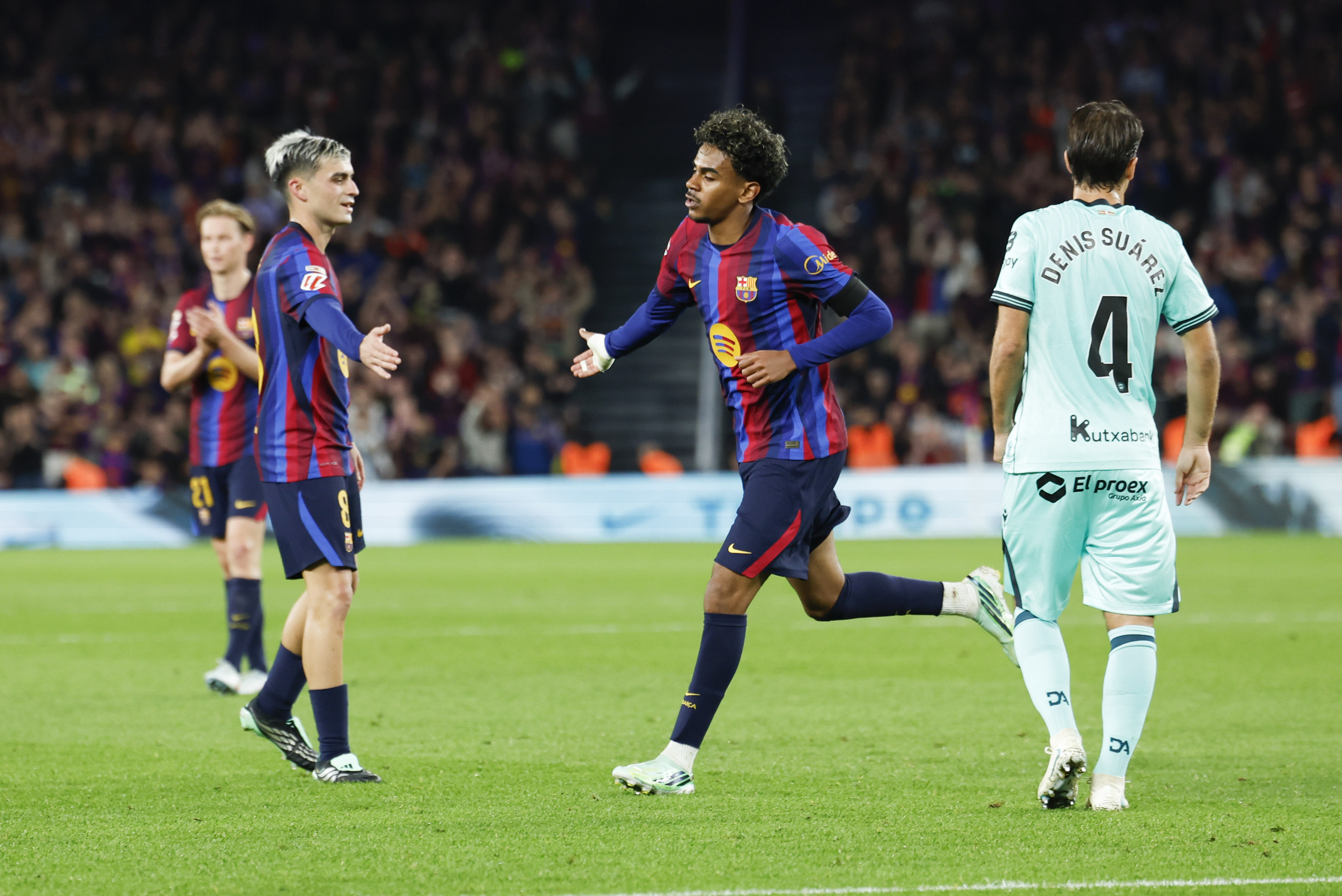Lamine Yamal eta Pedri, Bartzelonak sartutako laugarren gola ospatzen; alboan, Denis Suarez Alaveseko jokalaria. TONI ALBIR / EFE