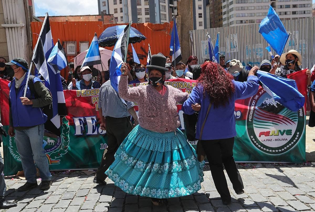 MASen jarraitzaileek garaipena ospatu dute La Pazen. MARTIN ALIPAZ / EFE