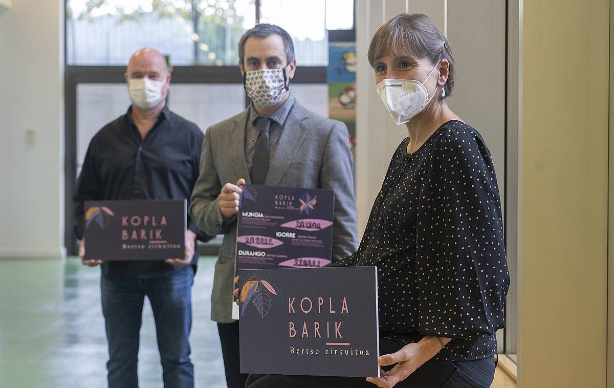 Ione Narbaiza Bizkaiko Bertsozale Elkarteko koordinatzailea, Xabier Arauzo eta Joseba Etxebarriarekin, gaur, egitasmoaren aurkezpenean. ANDONI CANALLEDA / FOKU
