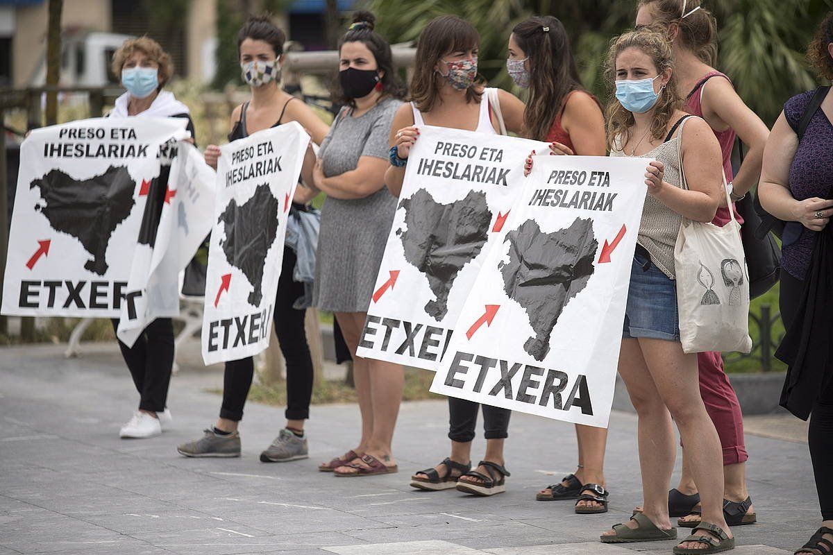 Etxerat-ek udan deitutako protesta bat, Donostian. JUAN CARLOS RUIZ / FOKU