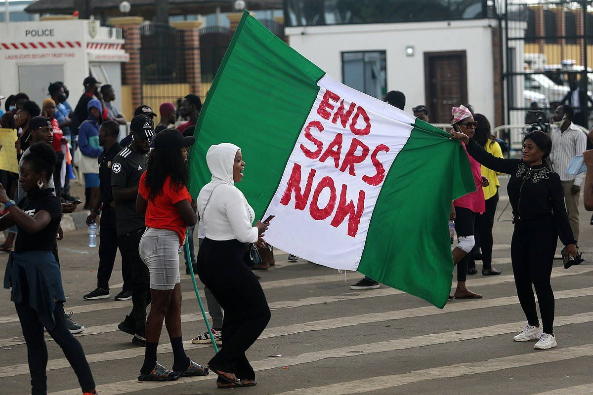 Polizia indarkeriaren aurkako protestak Nigerian. AKINTUNDE AKINLEYE/EFE