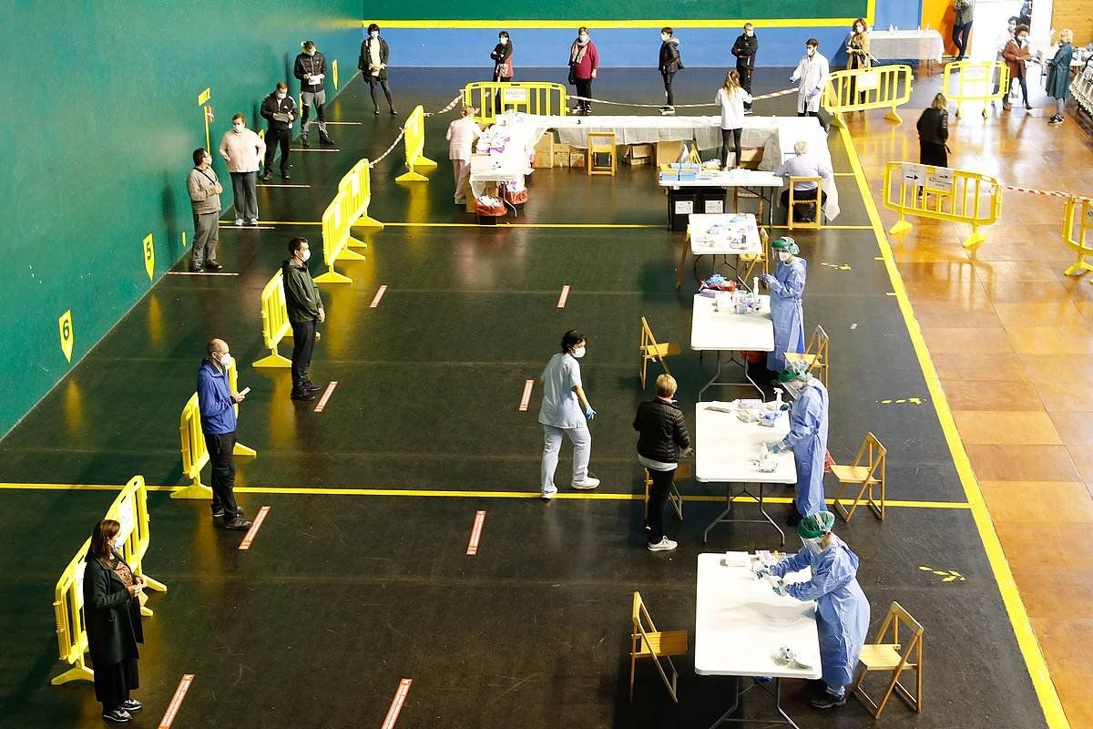 Azkoitiako frontoia, PCRak egiteko prestatuta. JUAN HERRERO / EFE