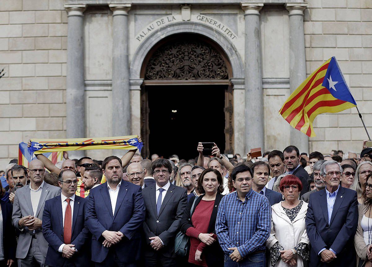 Puigdemont, 2017ko urriaren 1ean, beste hainbat buruzagi politikorekin. ALBERTO ESTEVEZ / EFE