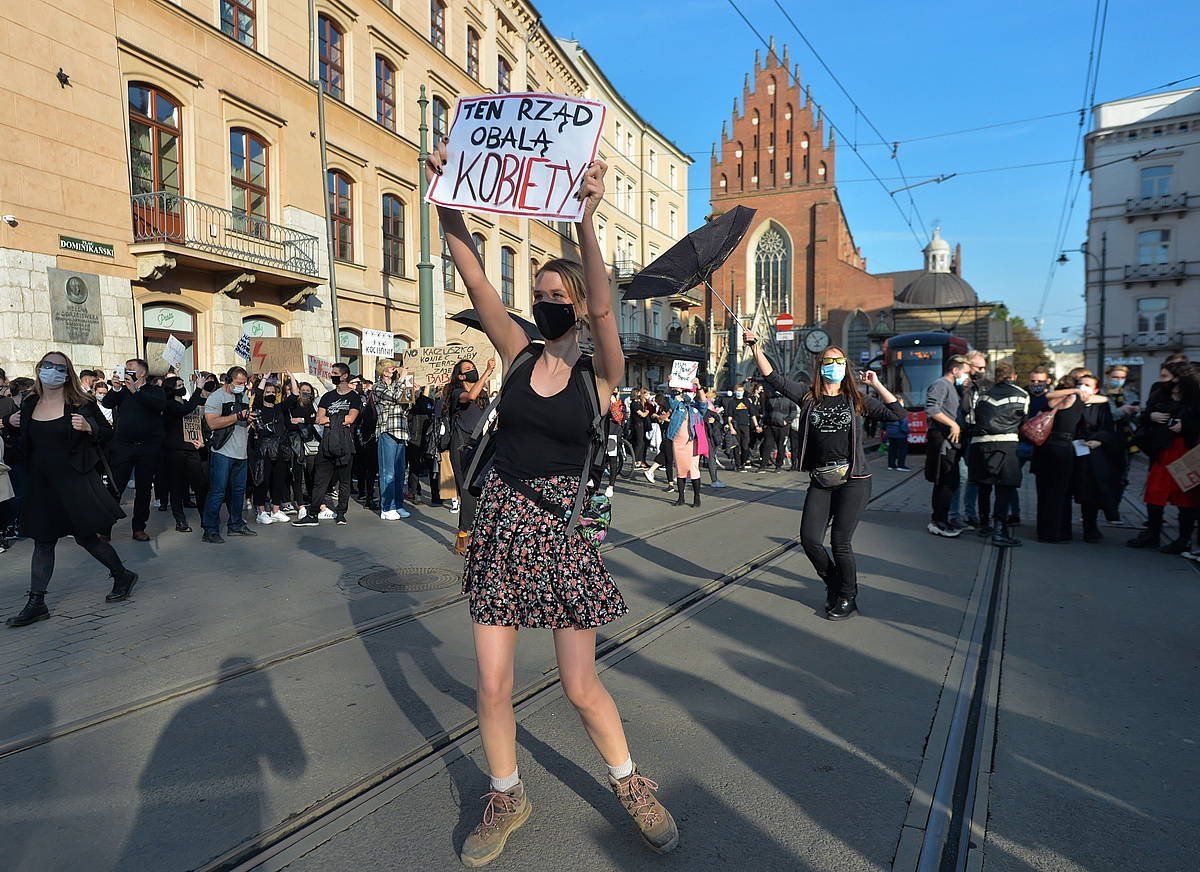Manifestar bat "Gobernu honek boterea kentzen die emakumeei" mezua eakusten, gaur, Krakoviako protestan. ART SERVICE 2 / EFE