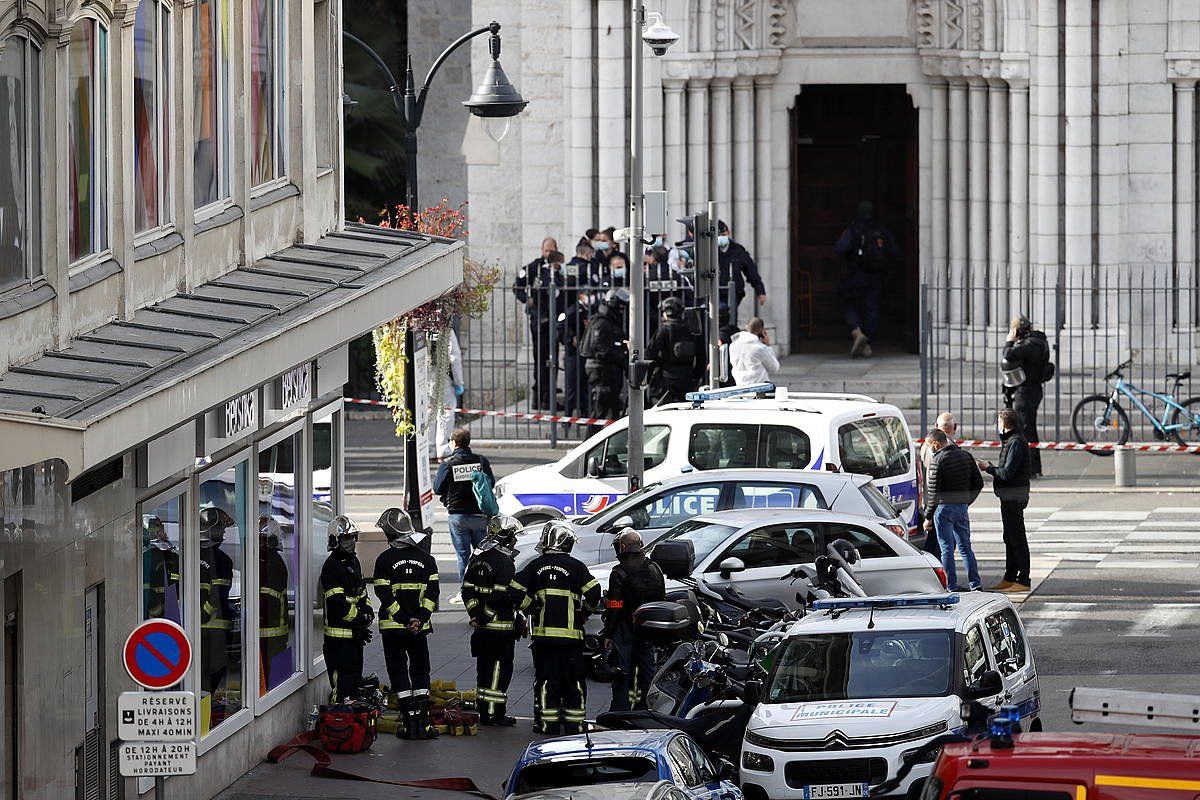 Frantziako Polizia, Nizako Notre Dame elizaren inguruan. SEBASTIEN NOGIER / EFE