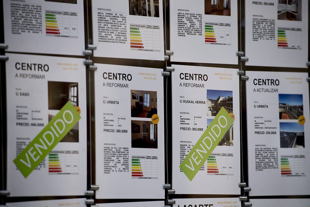 Etxe agentzia bateko erakusleihoa. JUAN CARLOS RUIZ / FOKU