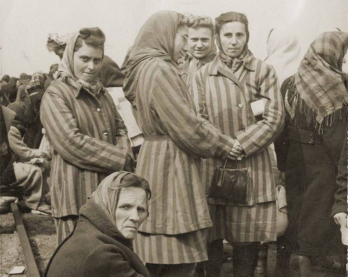 Ravensbruckeko (Alemania) esparrutik ateratako hainbat emakume, Danimarkako mugan. KEPA ORDOKI ELKARTEA - USHMM Ravensbruckeko (Alemania) esparrutik ateratako hainbat emakume, Danimarkako mugan. KEPA ORDOKI ELKARTEA - USHMM