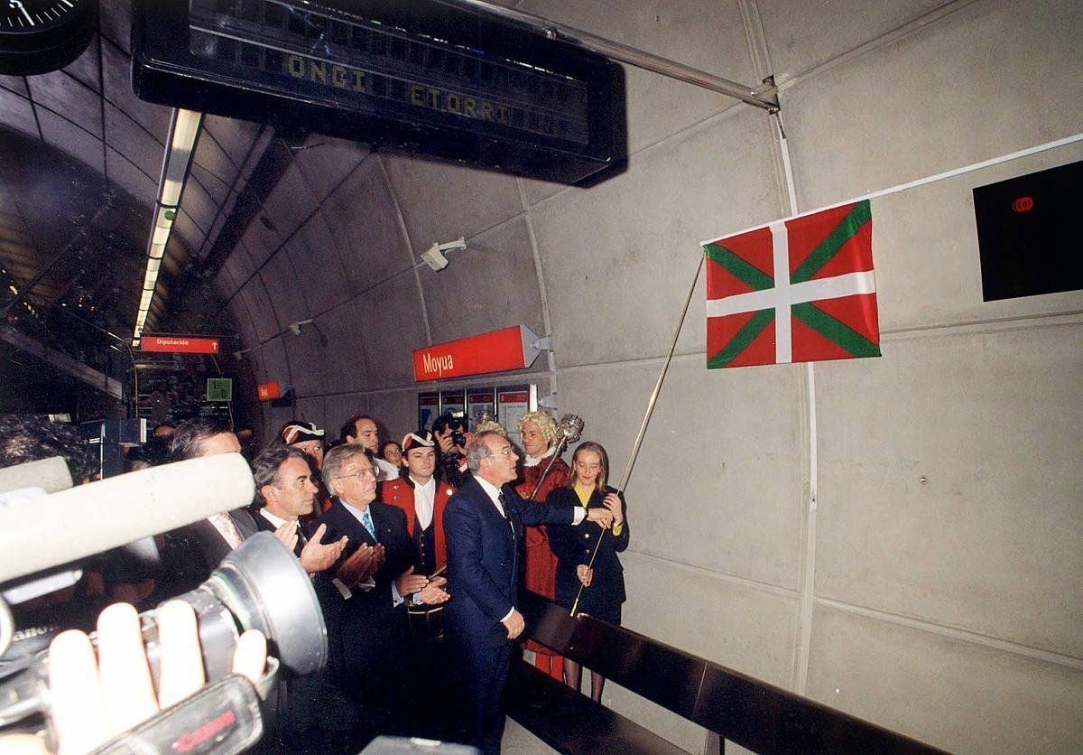 Jose Antonio Ardanza lehendakariak Bilboko Metroa inauguratu zuen 1995eko azaroaren 11n, 11:11etan, Moyuako metro geltokian. BERRIA