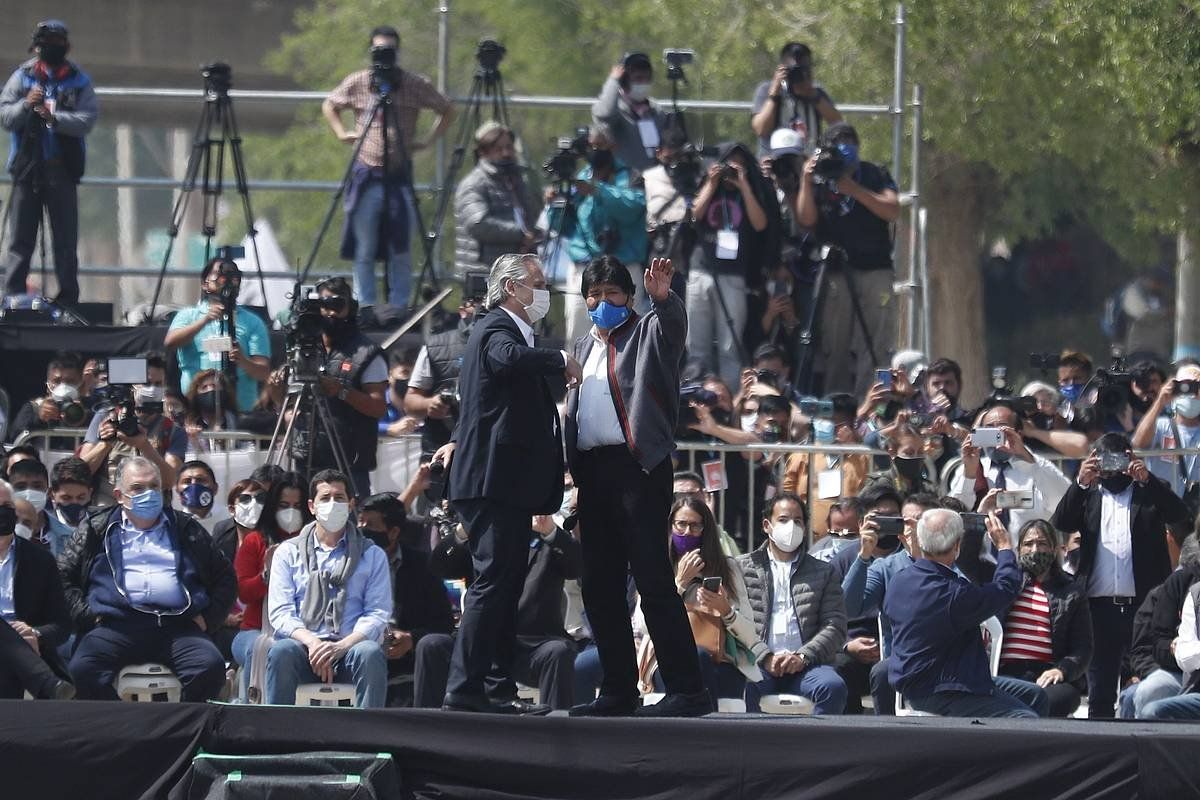 Evo Morales Villazonen (Bolivia) egin duen agerraldian, muga igaro berritan. Alberto Fernandez Argentinako presidentearekin batera egin du. PAOLO AGUILAR / EFE