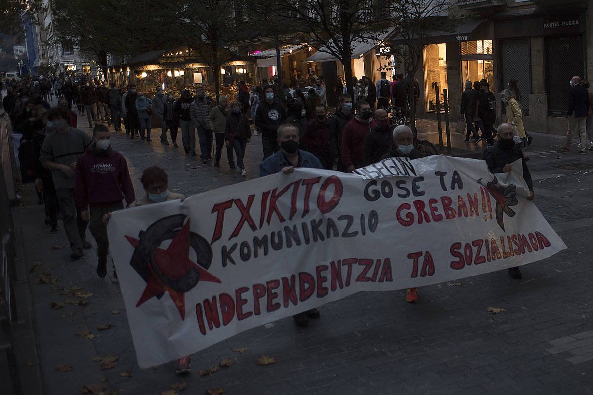 Bilbaori babesa azaltzeko manifestazio bat egin zuten Donostian, urriaren 24an. JUAN CARLOS RUIZ / FOKU