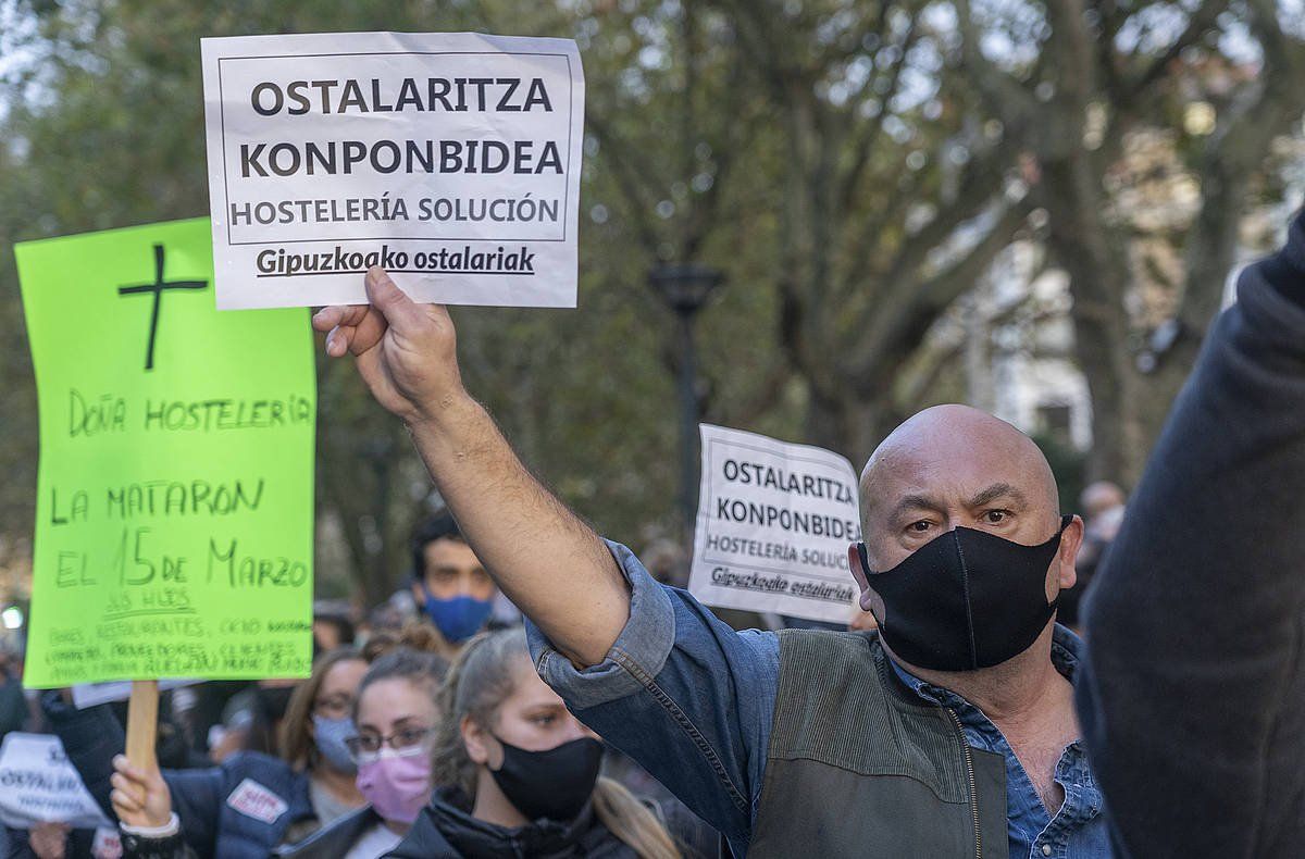 Ostalaritza sektoreko langileek larunbatean Donostian eginiko manifestazioko irudi bat. ANDONI CANELLADA (FOKU)