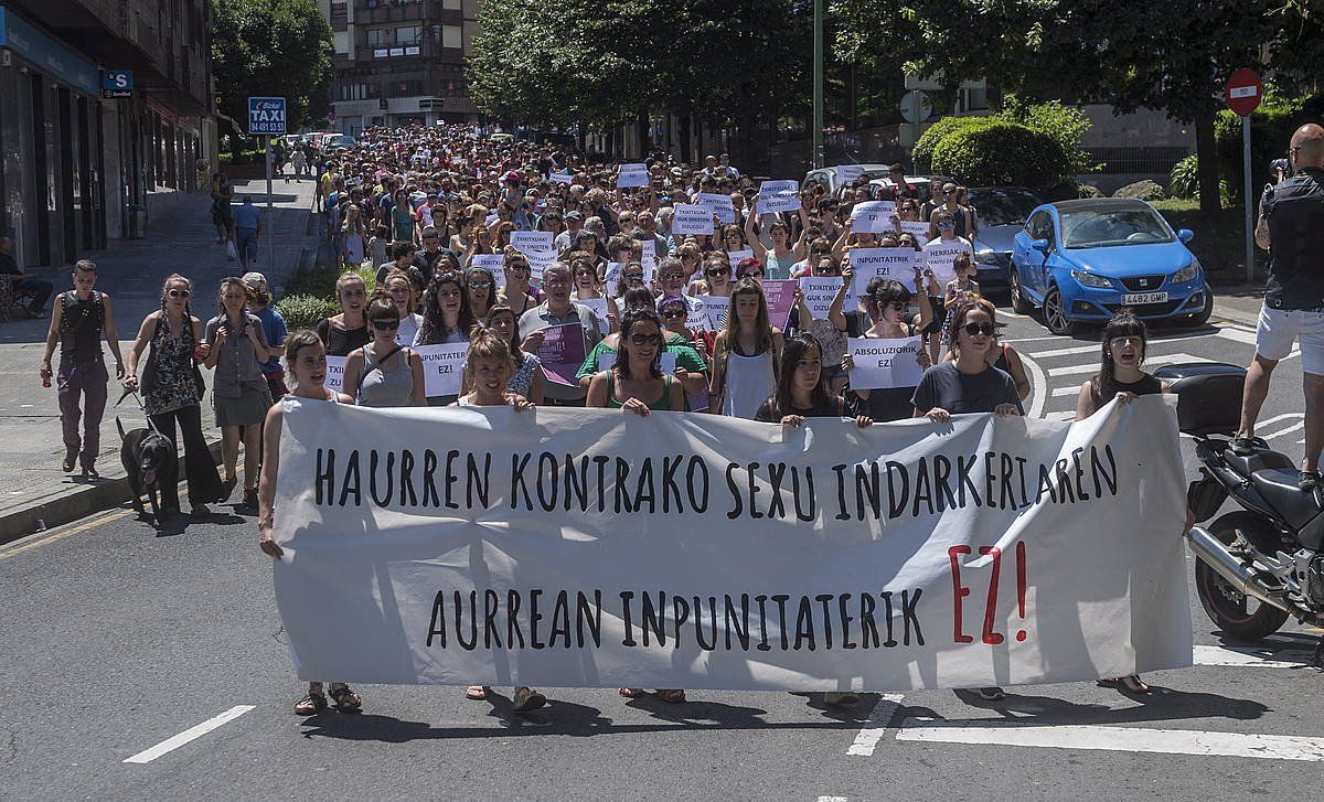Umeen aurkako indarkeriaren kontrako protesta bat, 2018an, Algortan. JUANAN RUIZ / FOKU