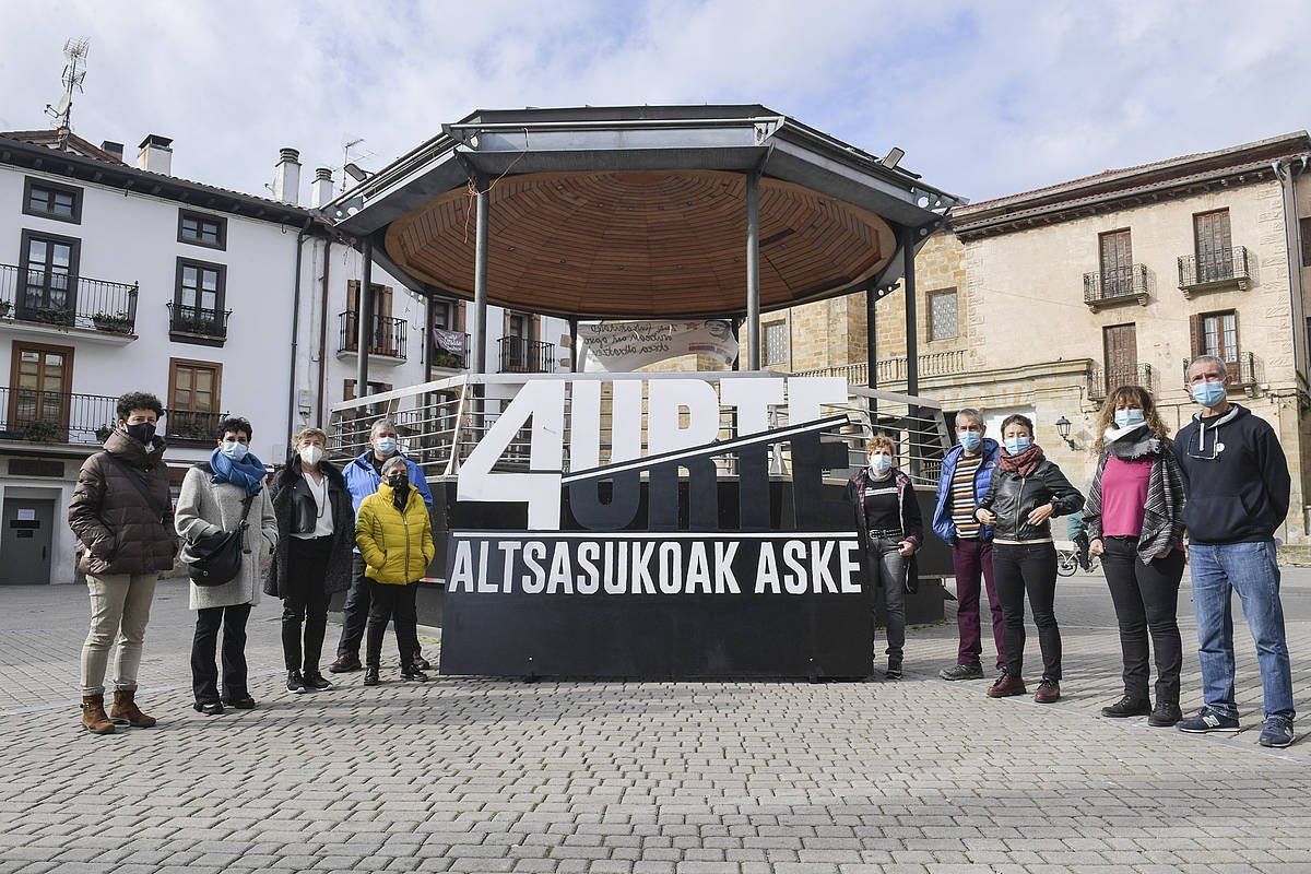 Altsasuko gazteen gurasoak, gaur inauguratu duen eskulturarekin. IDOIA ZABALETA / FOKU