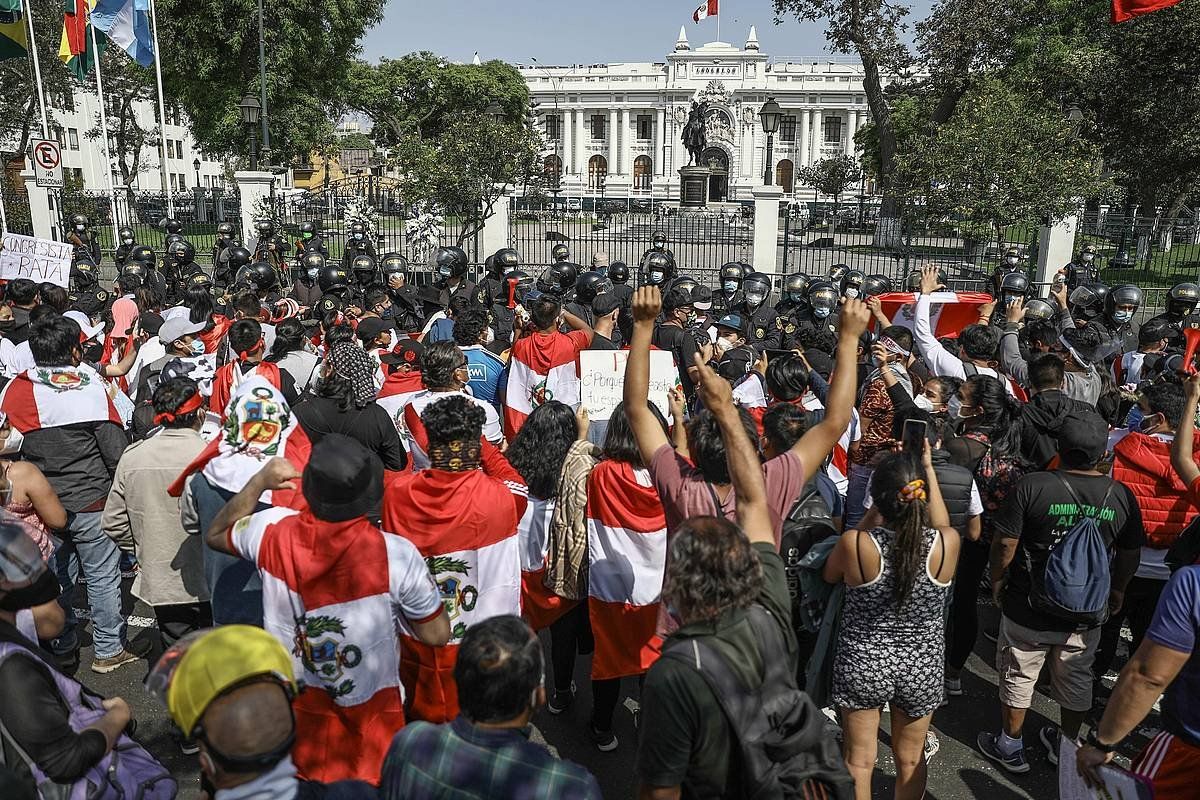 Herritarrak Merinoren dimisioa ospatzen, Liman. ALDAIR MEJIA / EFE