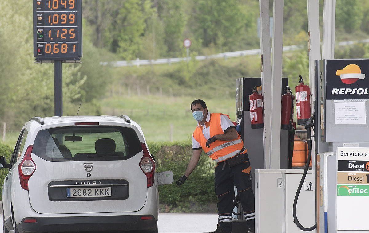 Gasolindegi bateko langile bat. Hidrokarburoen bitartez bildutakoak behera egin du. JAGOBA MANTEROLA / FOKU