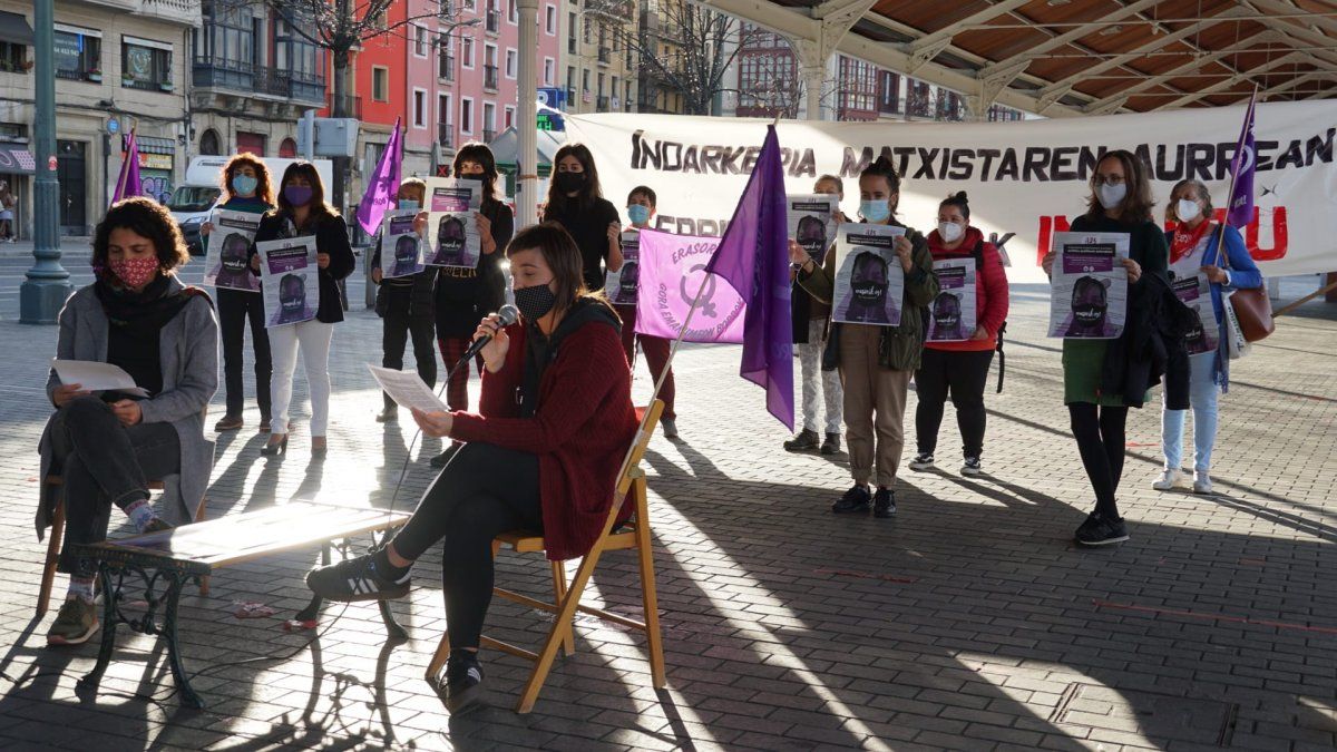 Bilboko Feministak Saretzenek gaur goizean egin duen agerraldia, Bilbon. MARISOL RAMIREZ/FOKU