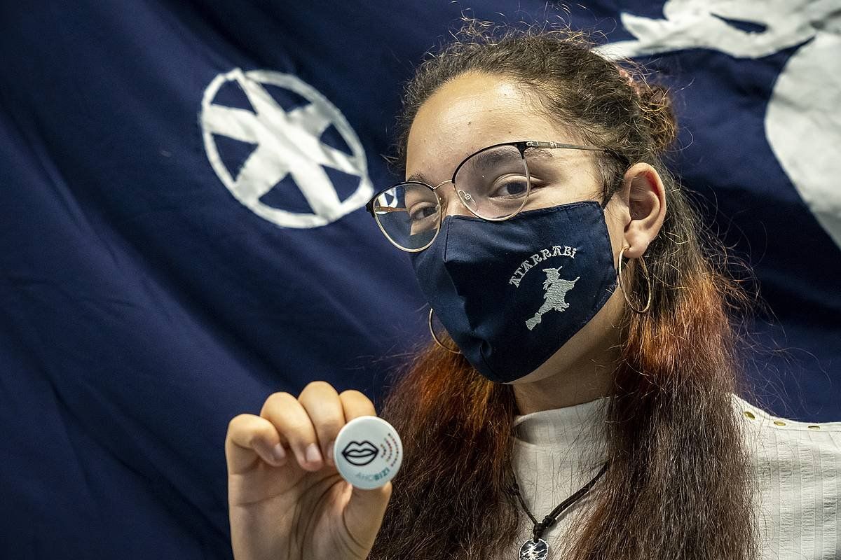 Barakaldoko (Bizkaia) Atarrabi aisi elkarteko kide Alma Tapanef, Euskaraldiaaren pinarekin. MARISOL RAMIREZ / FOKU