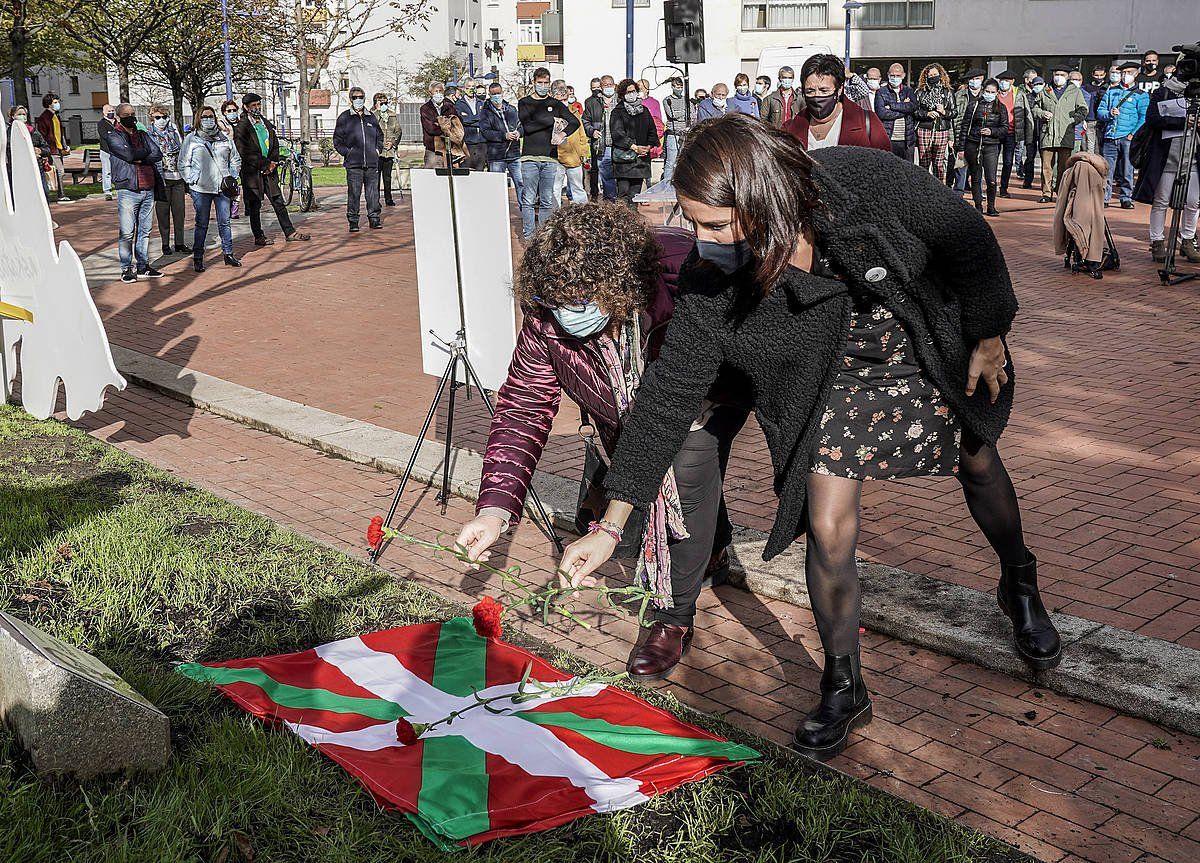 Santi Brouarden eta Josu Muguruzaren oroimenezko lore eskaintza, gaur, Bilbon. MARISOL RAMIREZ / FOKU