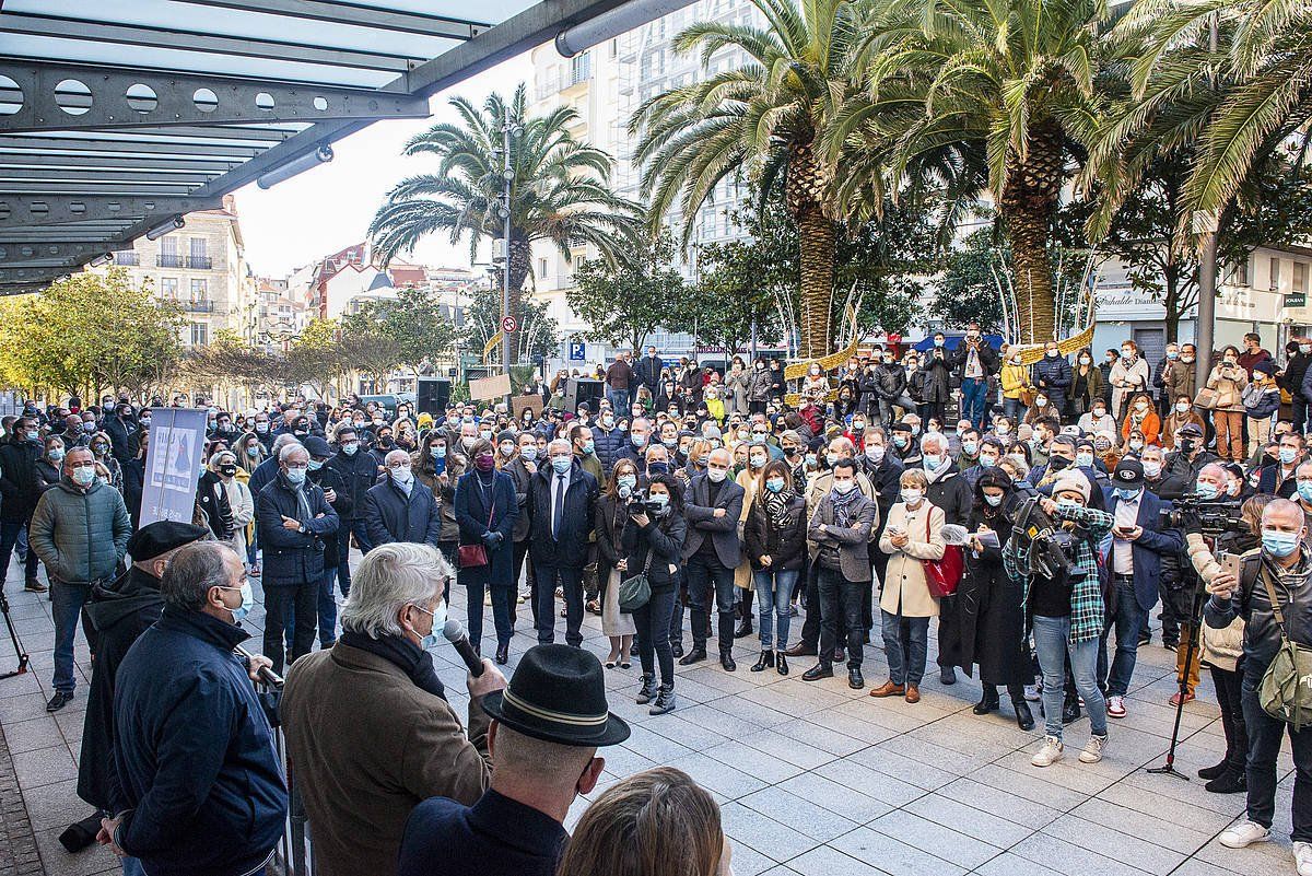 Dozenaka dendari elkartu dira protestan. GUILLAUME FAUVEAU