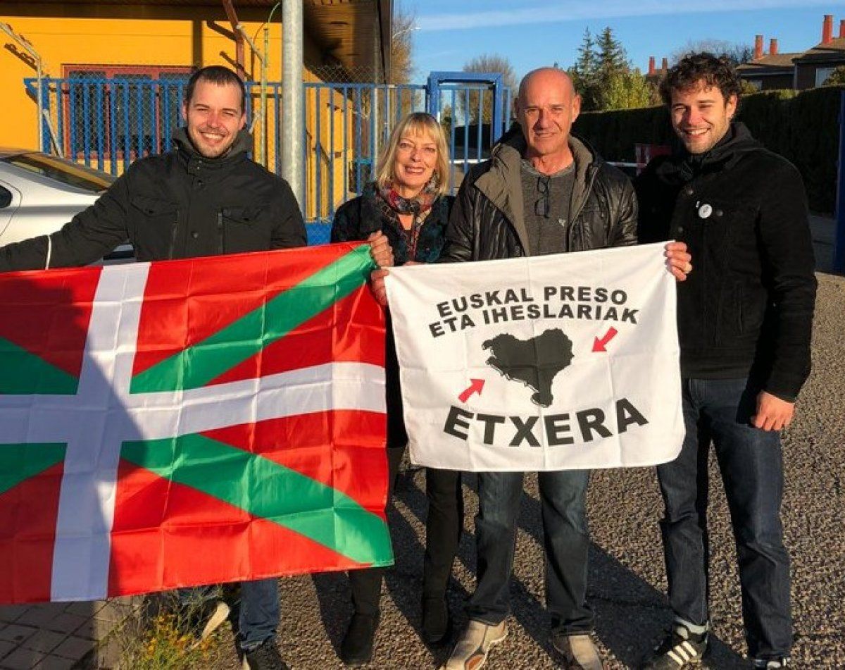 Josu Arkauz, eskuinetik bigarrena, senideez inguratuta, gaur goizean. ETXERAT