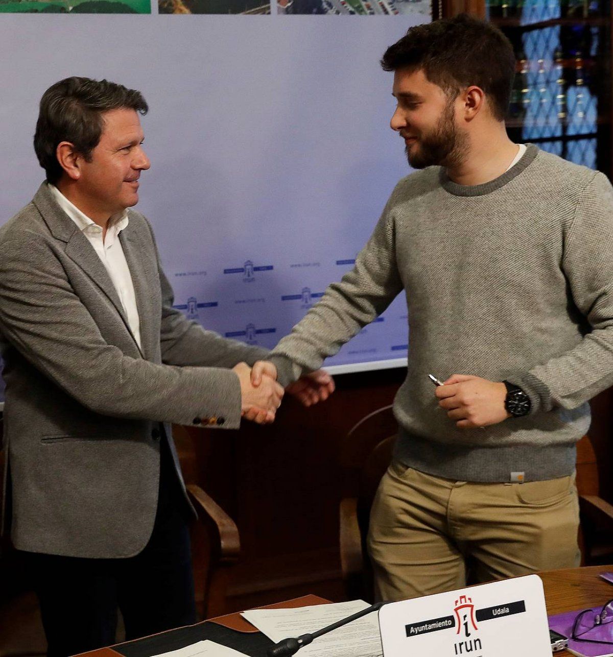 Jose Antonio Santano (PSE) eta David Soto (Elkarrekin Podemos) Irungo aurrekontuei buruzko akordioa sinatzen, urtarrilean. JAVIER ETXEZARRETA / EFE