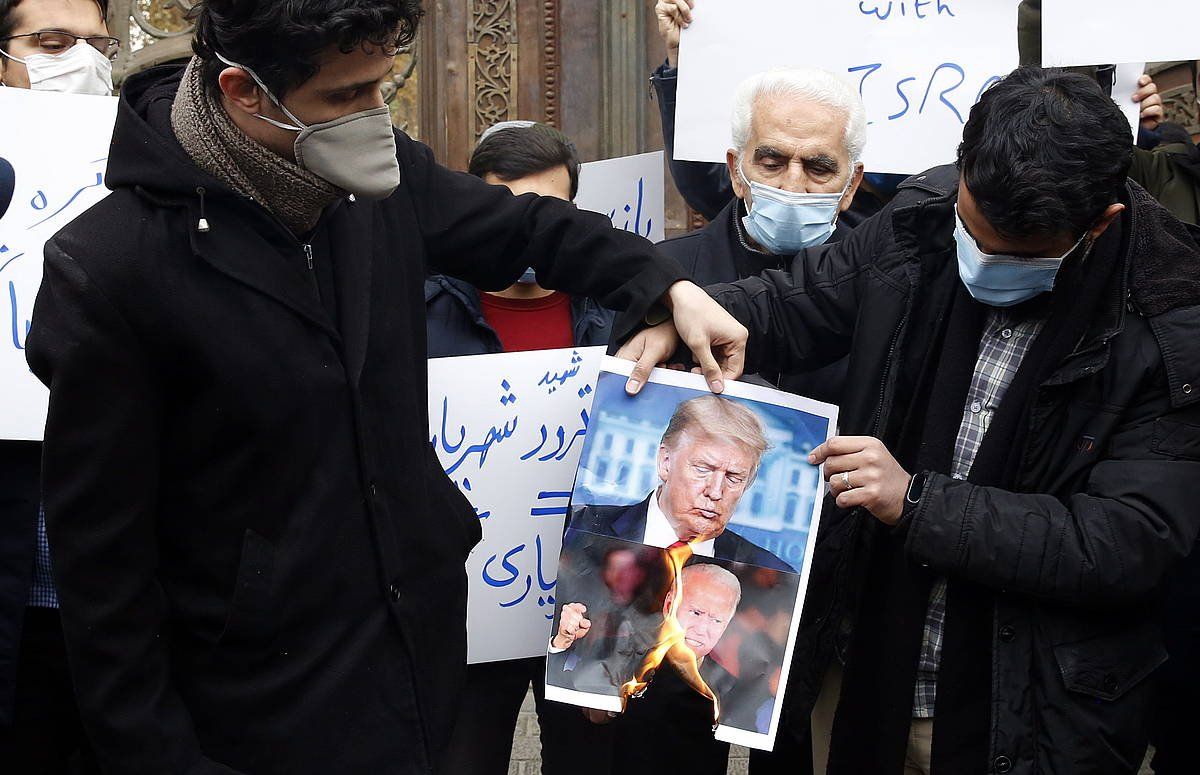 Irango manifestari talde bat, Trumpen eta Bidenen irudi banari su ematen, gaur, Teheranen. ABEDIN TAHERKENAREH, EFE