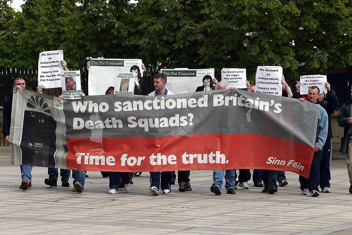 Sinn Fineko militanteak "Nork baimendu zituen Britainiaren heriotza eskuadroiak?" dioen kartel batekin, 2004an. PETER MORRISON, EFE